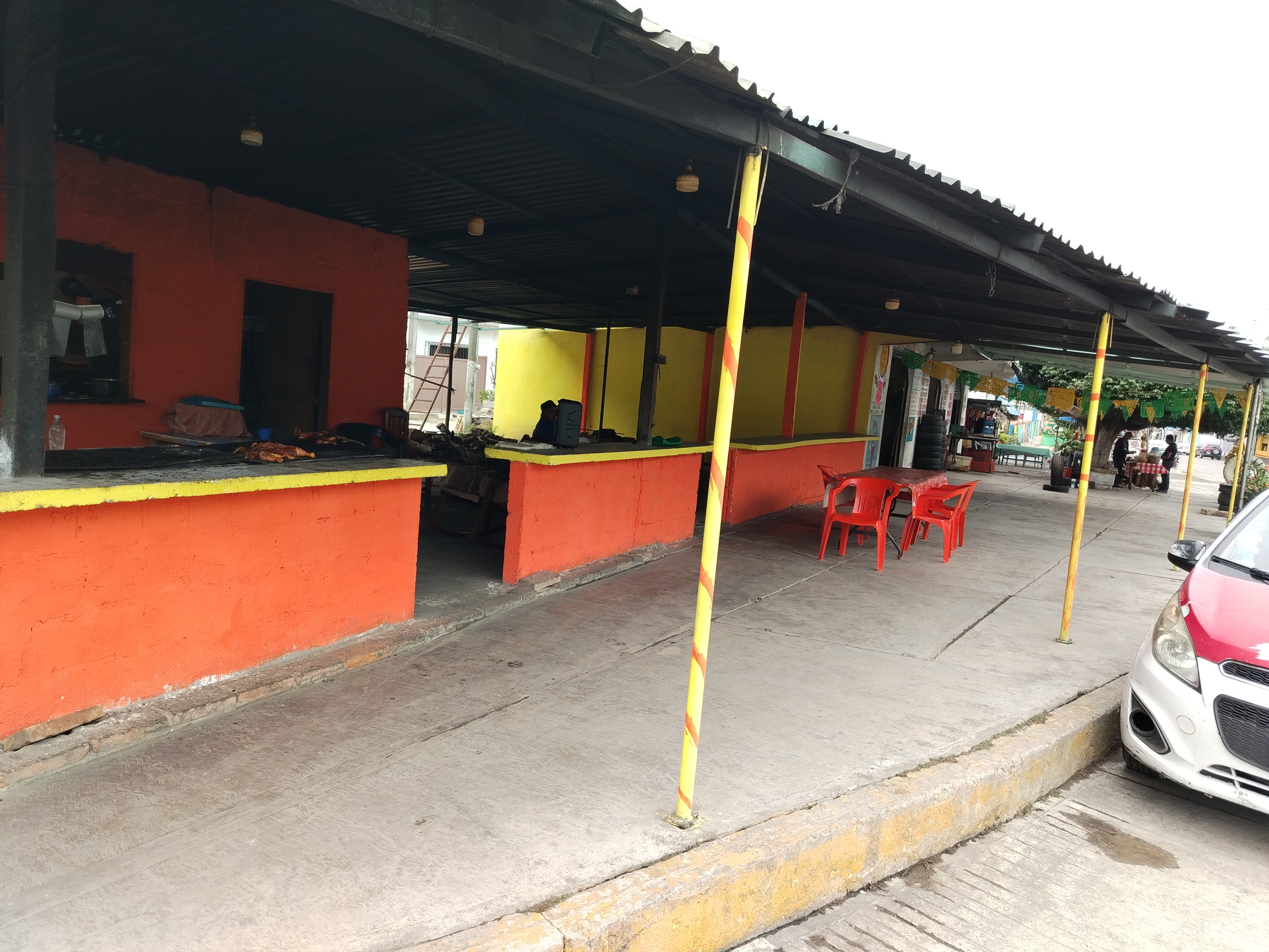 POLLOS A LA LEÑA DEVANNY image 2