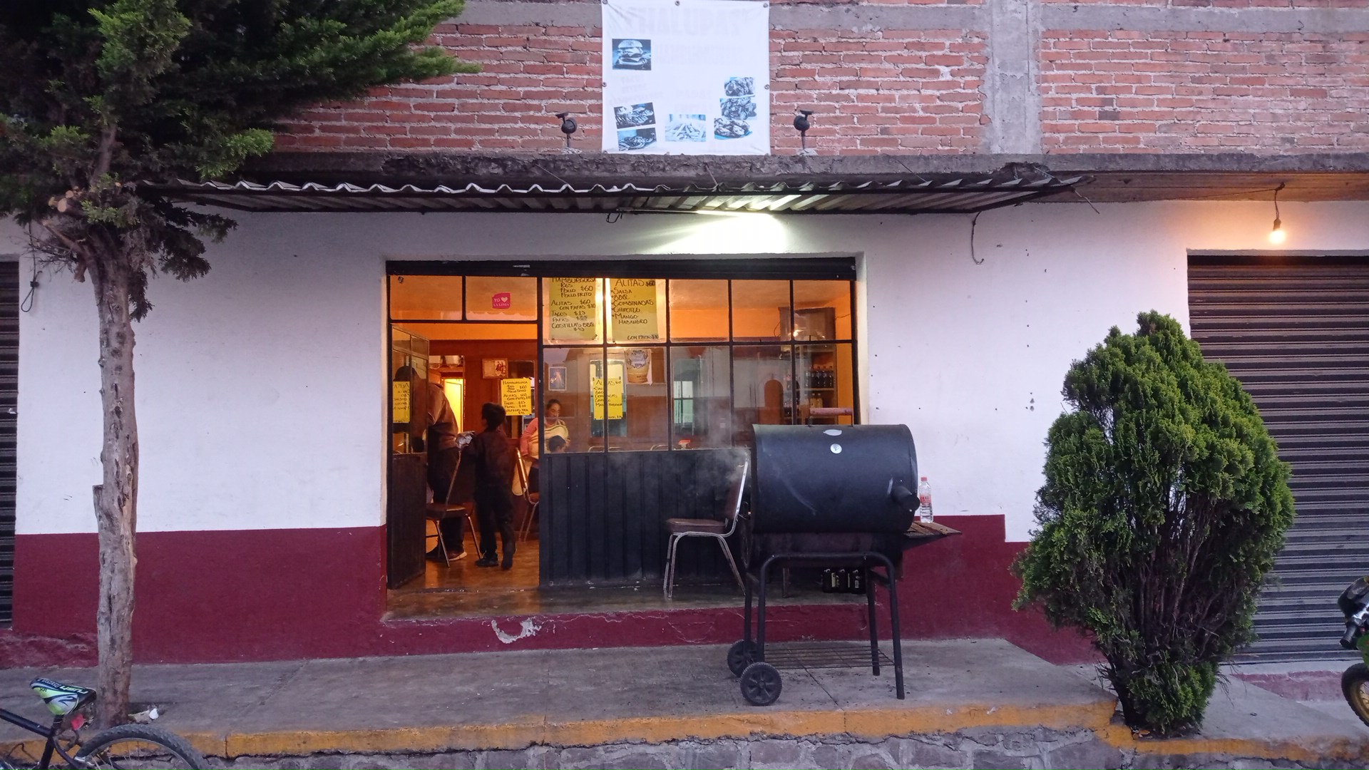 Tacos y hamburguesas chalupon image 1