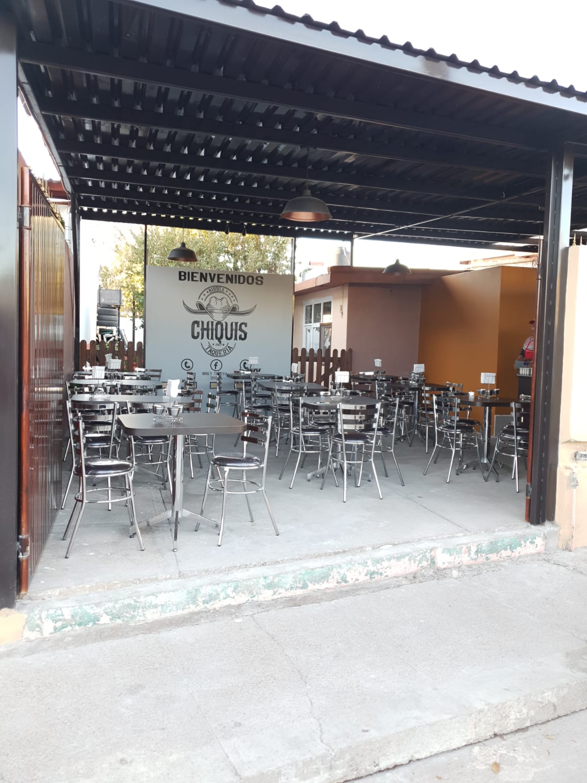 BIRRIERIA Y TAQUERIA CHIQUIS image 1