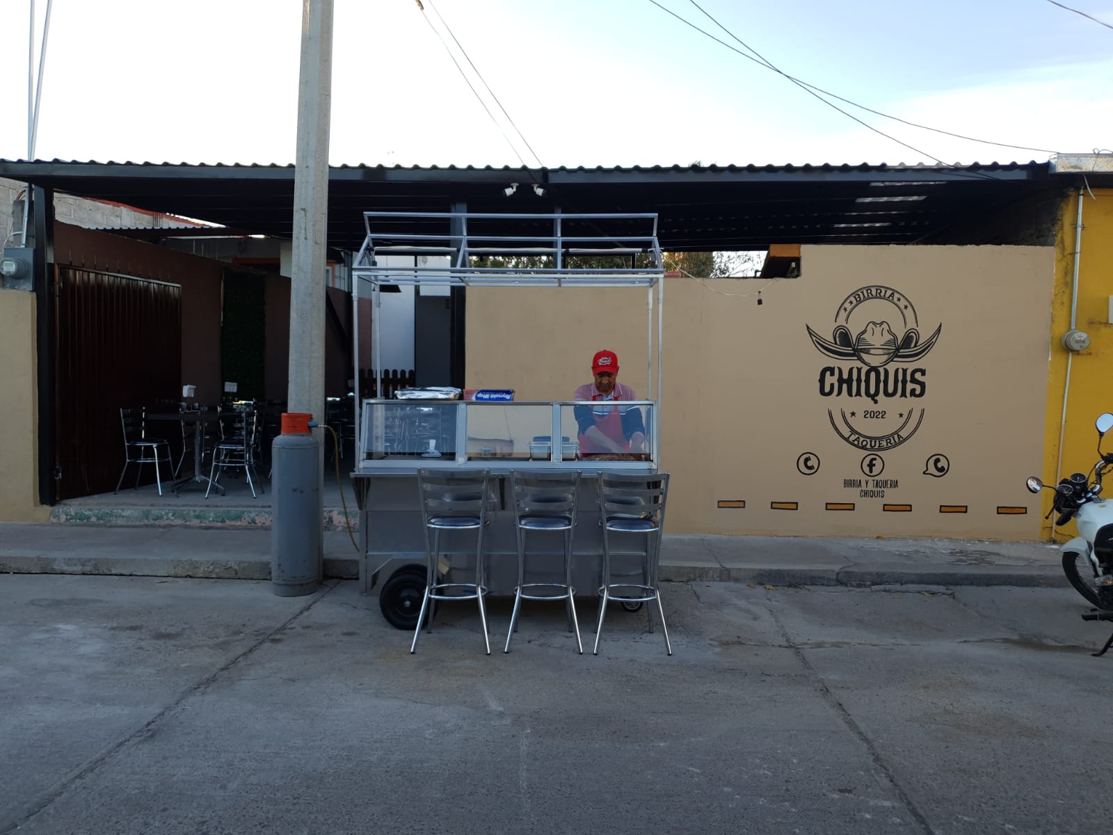 BIRRIERIA Y TAQUERIA CHIQUIS image 5