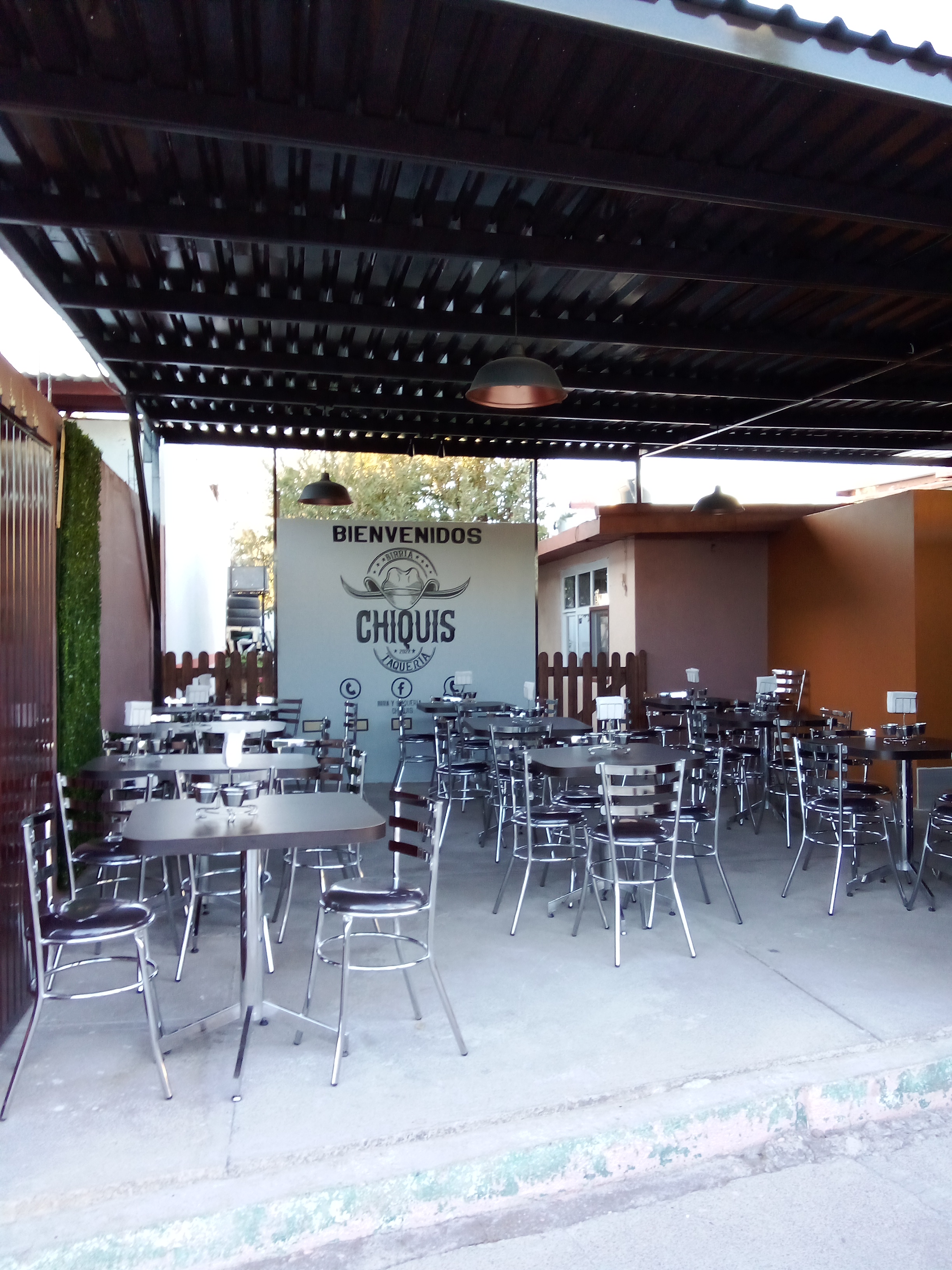 BIRRIERIA Y TAQUERIA CHIQUIS image 10