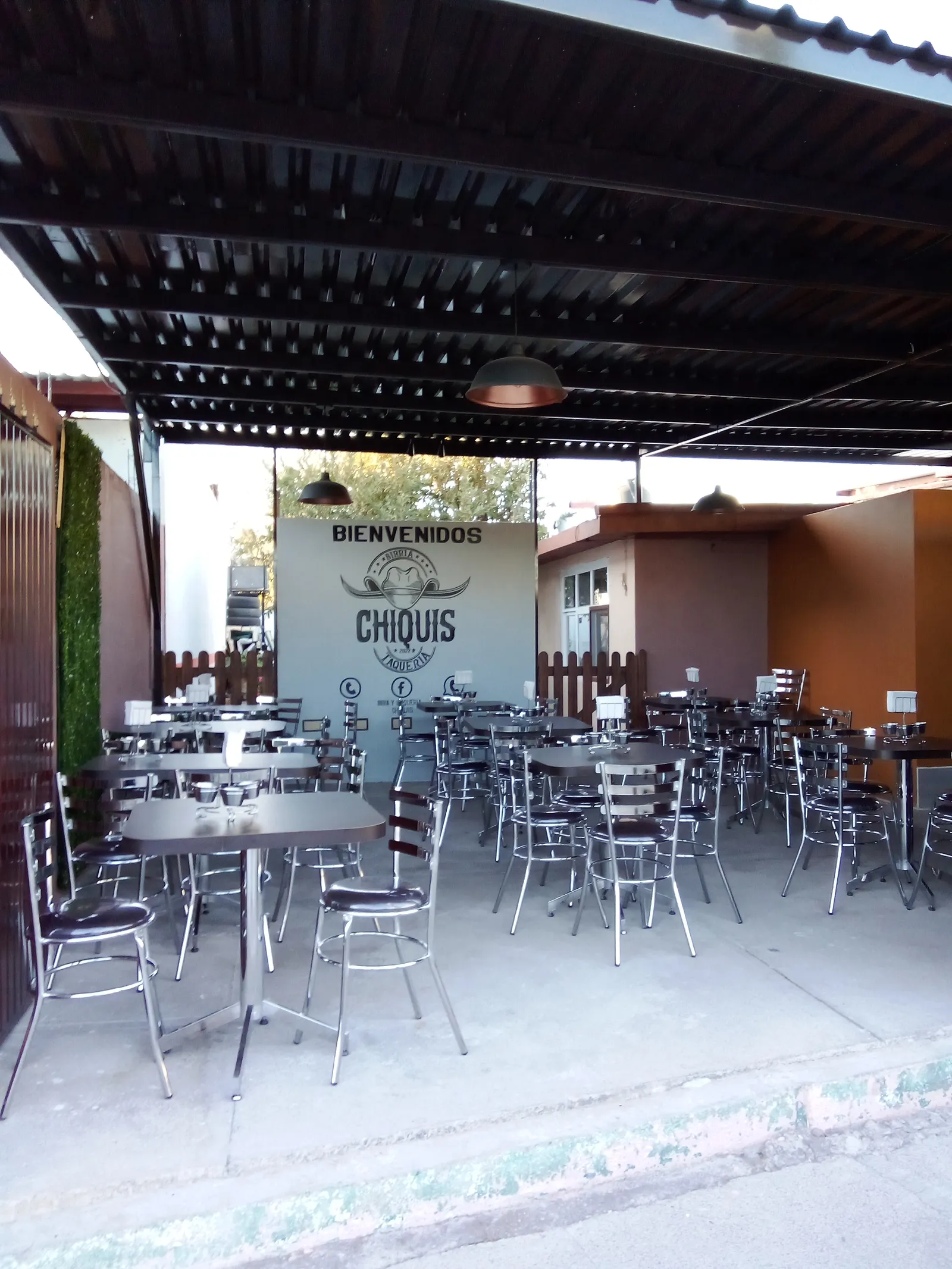 BIRRIERIA Y TAQUERIA CHIQUIS image 10