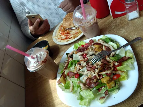 *Leovis Café* RESTAURANT image 3