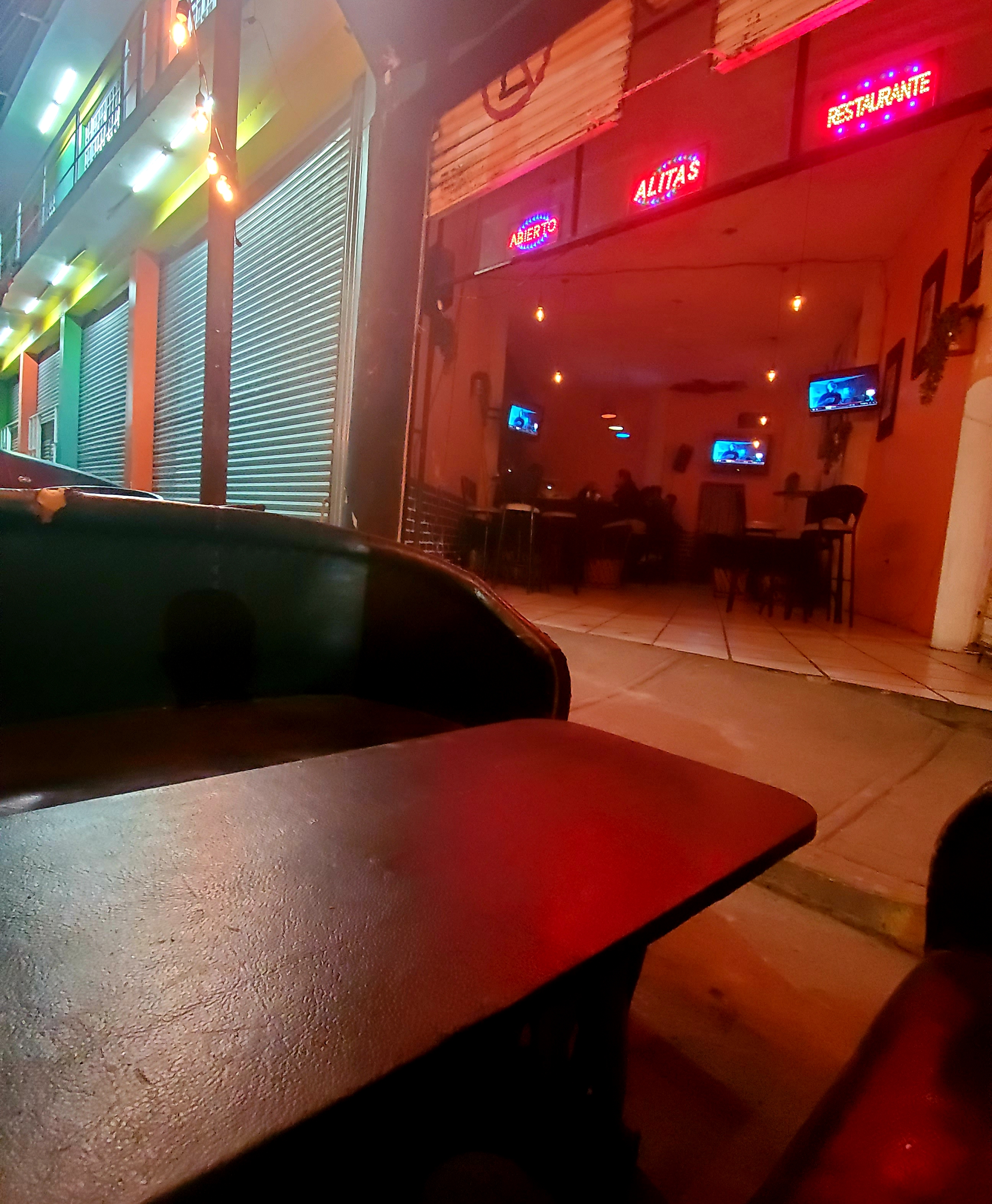 Juliu's Wings & Beer image 2