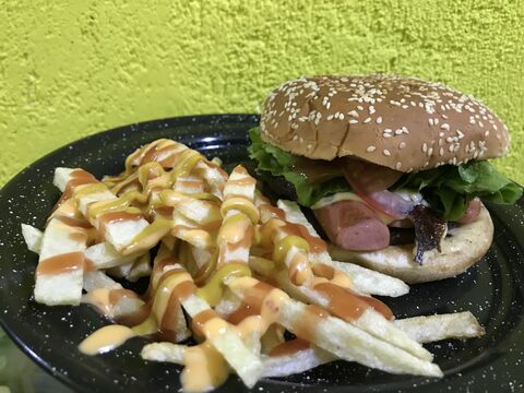 Hamburguesería & patatas Roy image 3