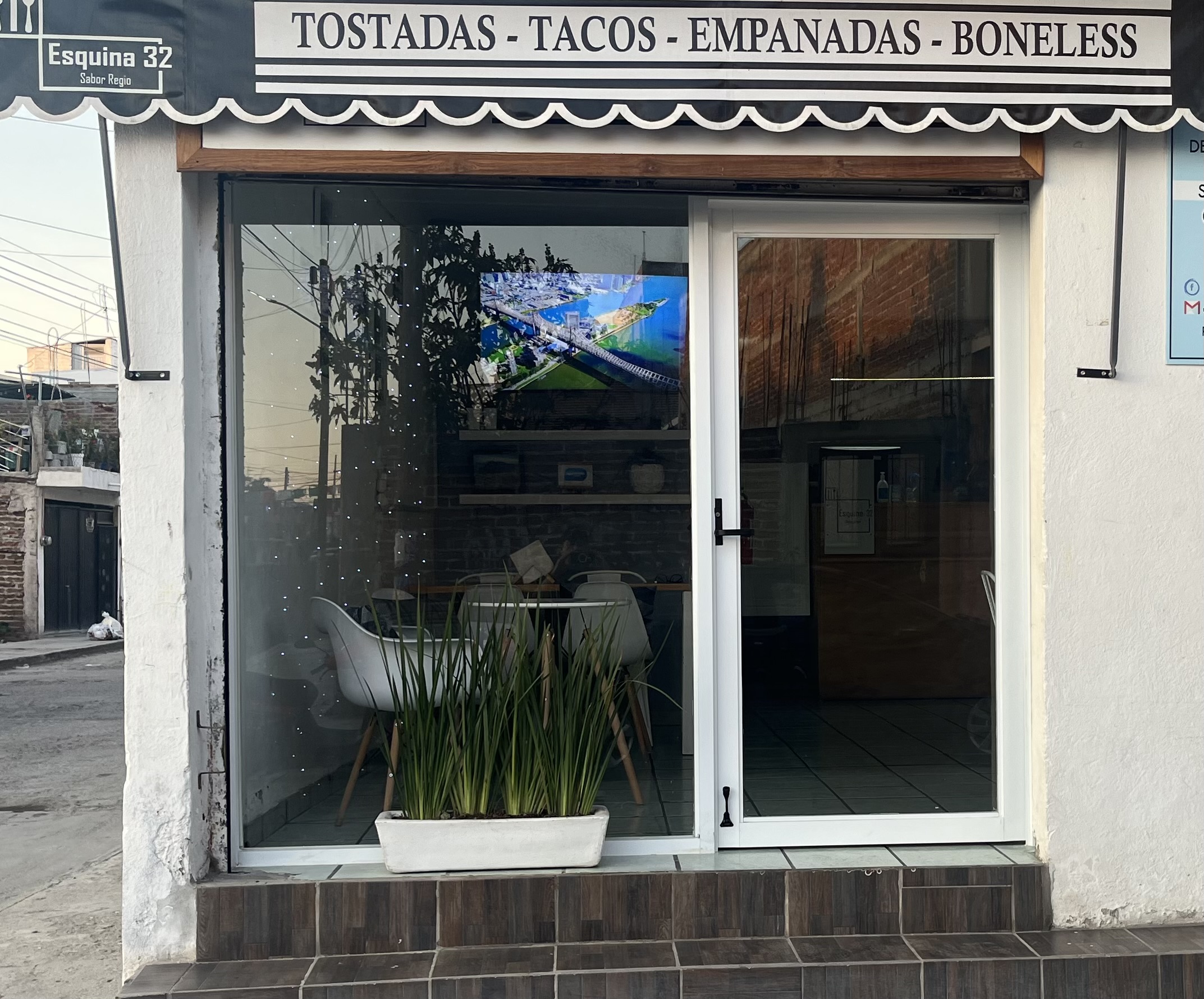 ESQUINA 32 Restaurante Regio image 1