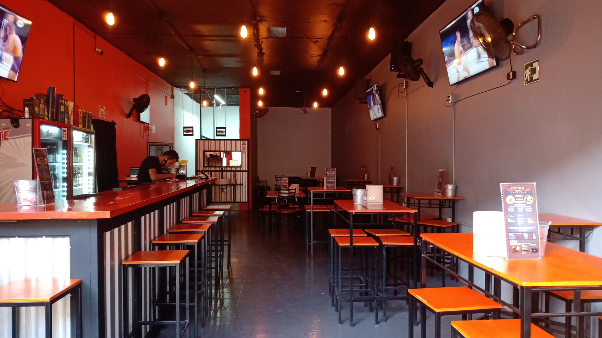 Central Wings Sport Bar image 5