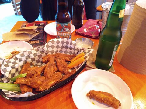Central Wings Sport Bar image 6