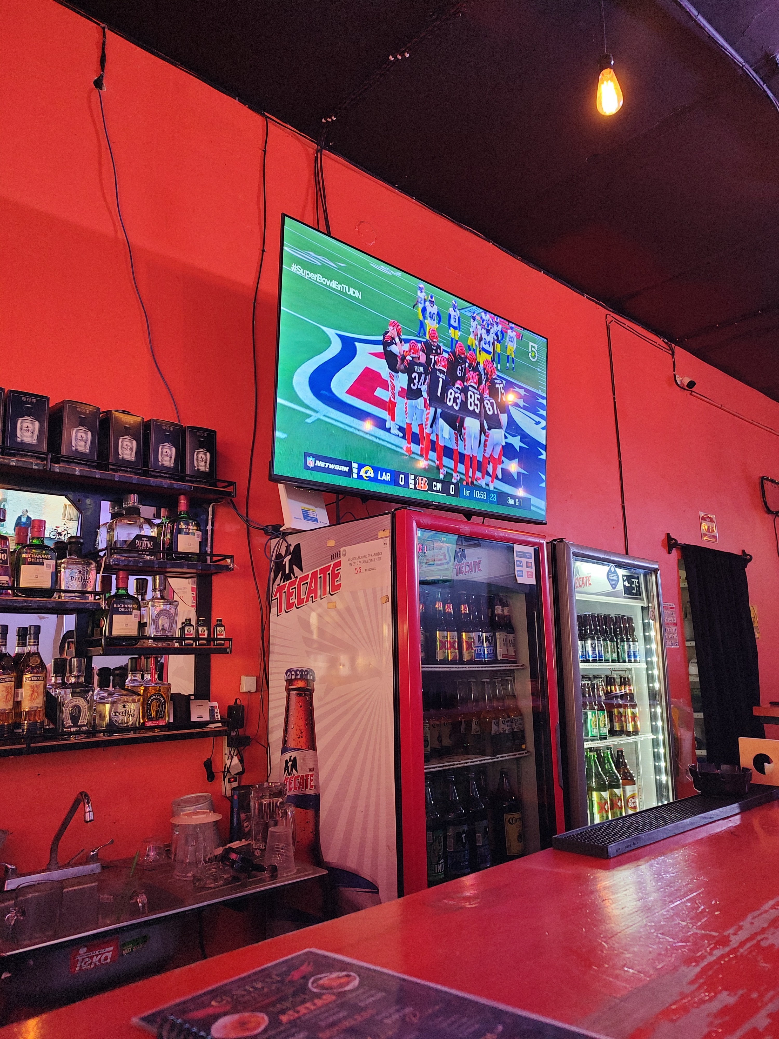Central Wings Sport Bar image 9