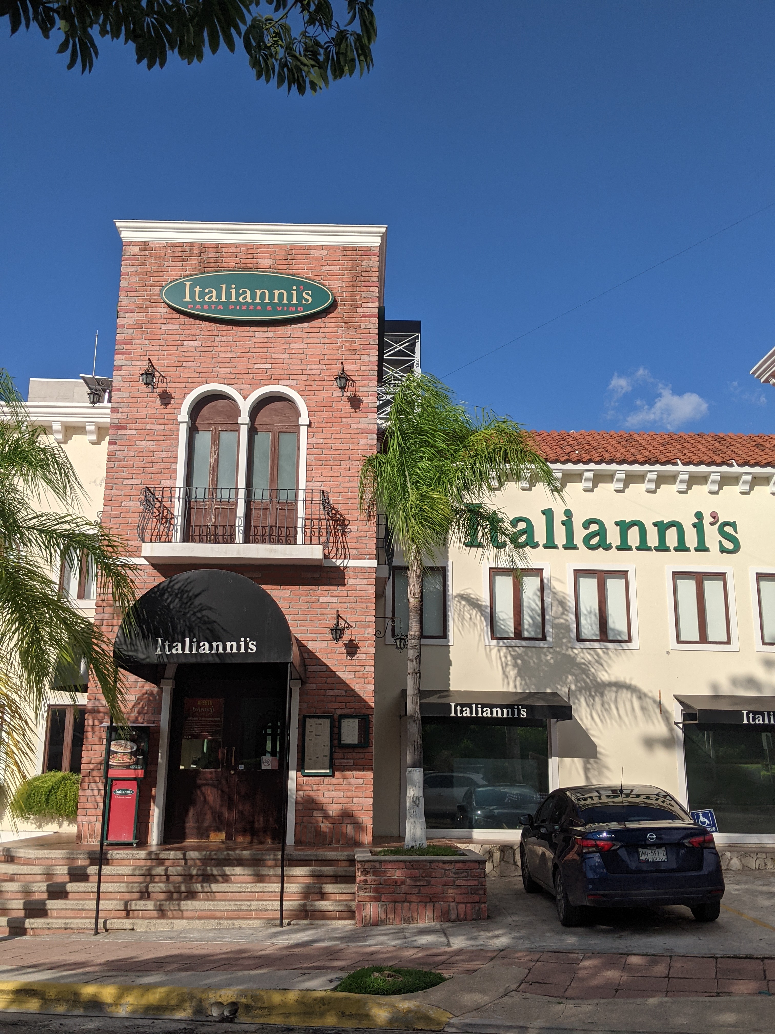 Italianni's Tuxtla image 4