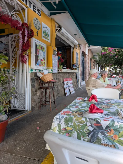 Los Pericos Restaurant Bar Cafe image 5