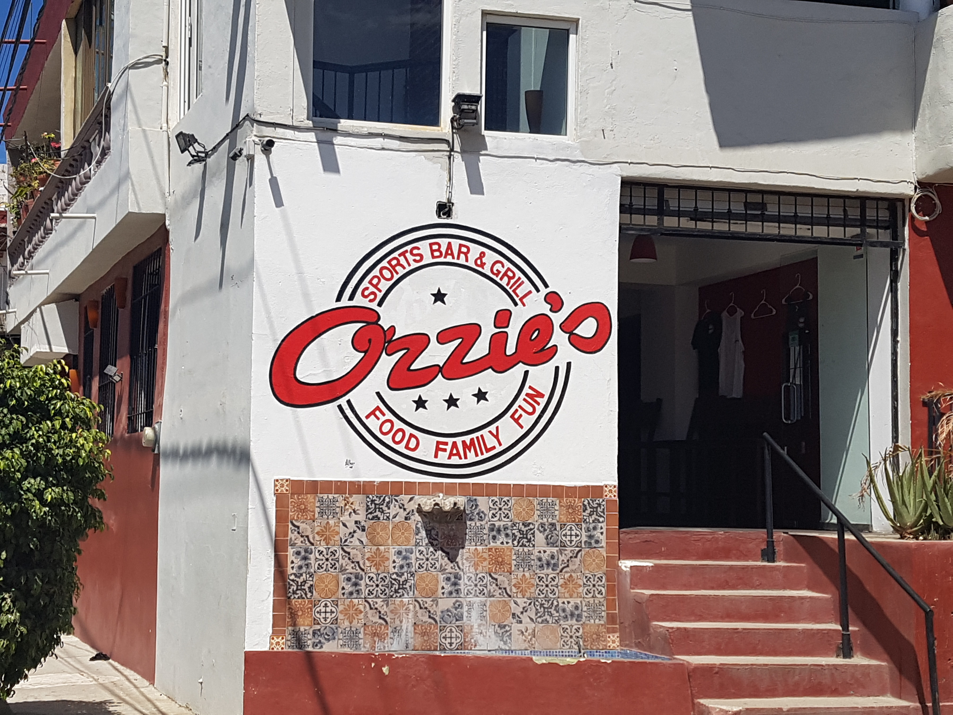 Ozzie's Sports Bar & Grill image 3