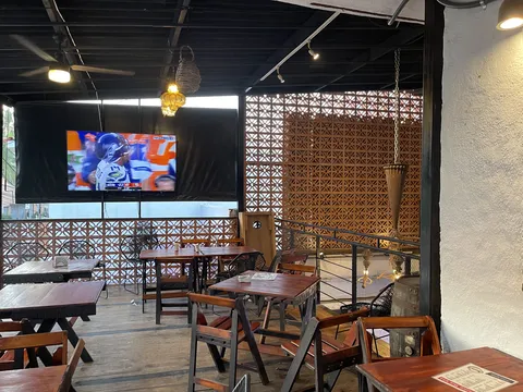 Ozzie's Sports Bar & Grill image 7