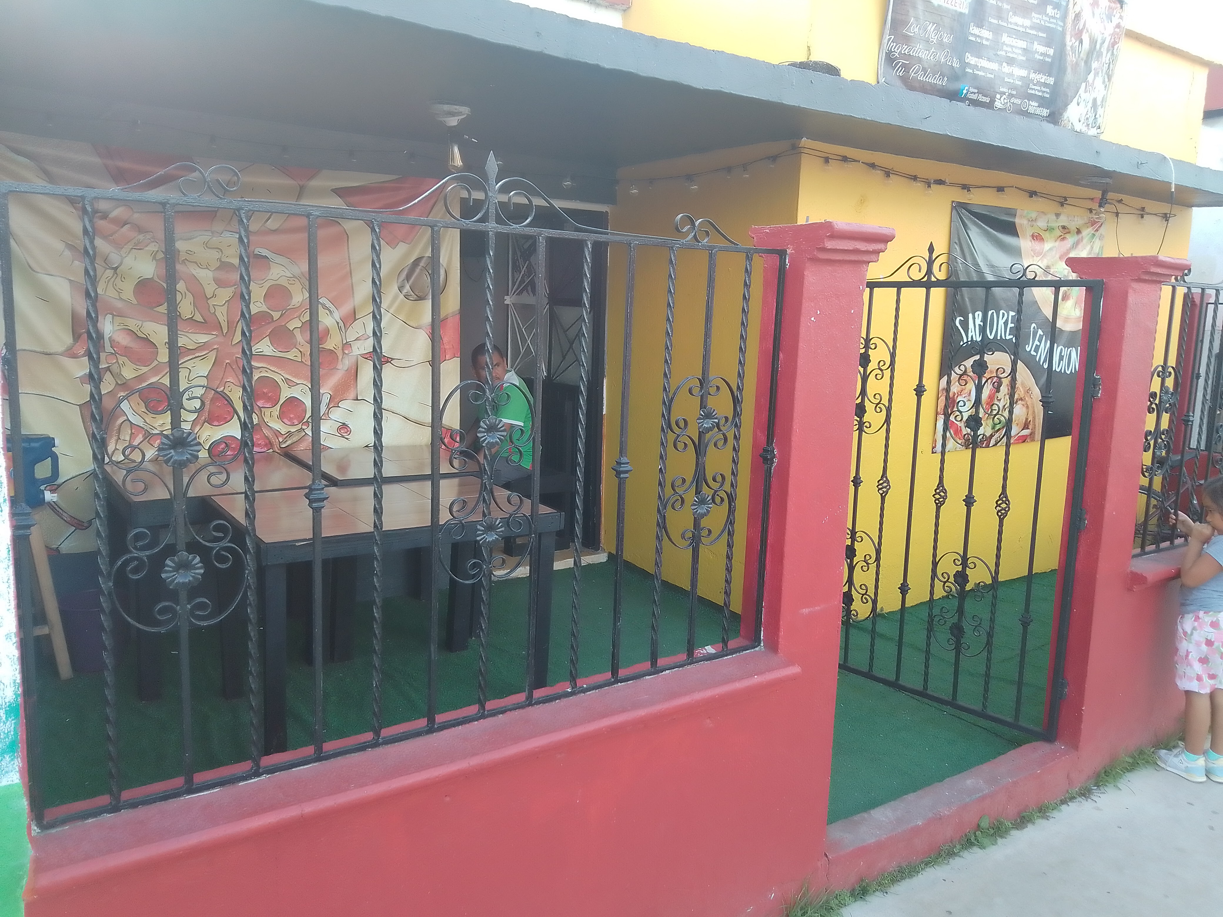 Fratelli pizzeria image 1