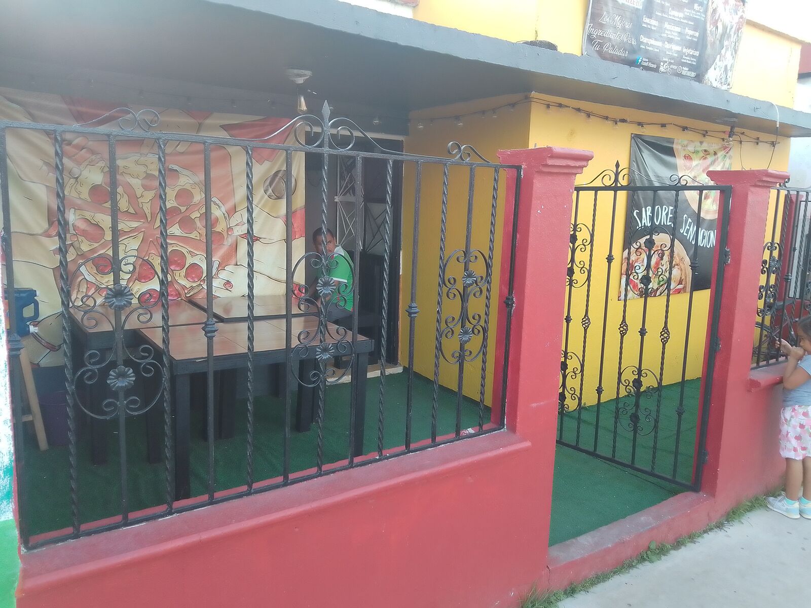 Fratelli pizzeria image 1