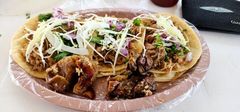 Los bajo, tacos de carnitas y cueritos image 7