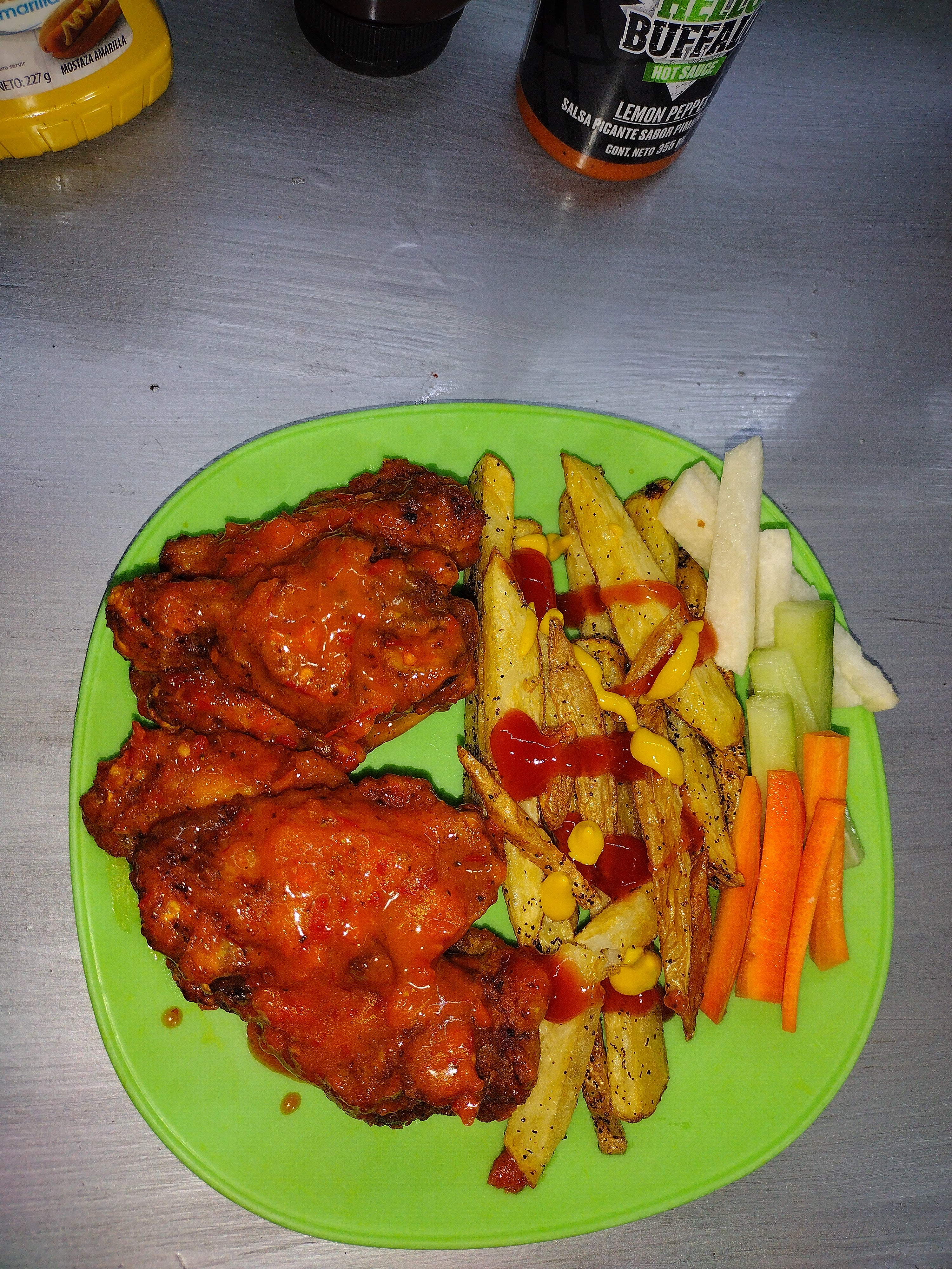 Alitas y hamburguesas image 2