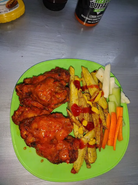 Alitas y hamburguesas image 2