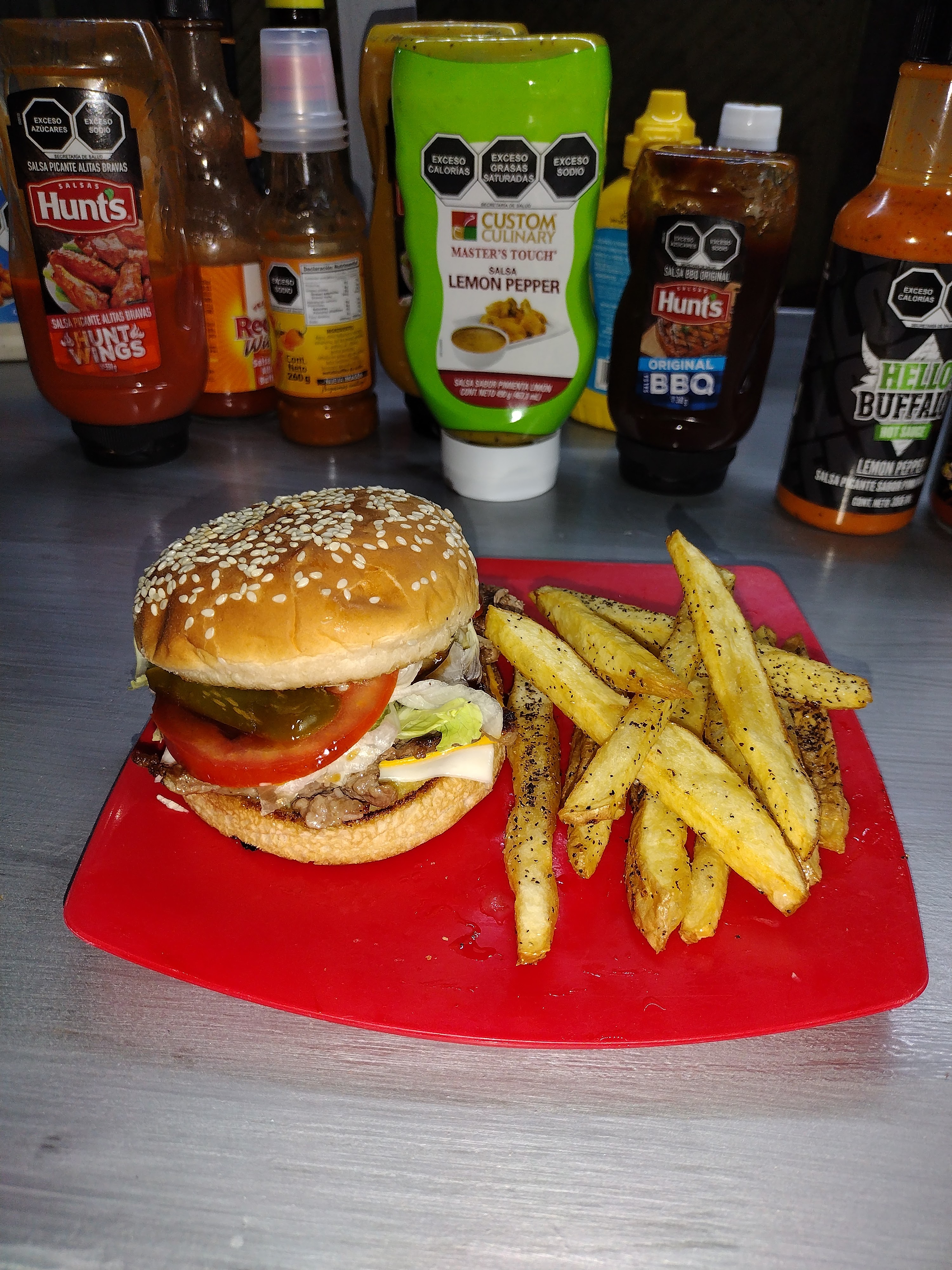 Alitas y hamburguesas image 3