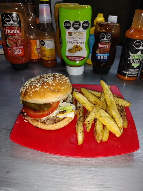 Alitas y hamburguesas image 3