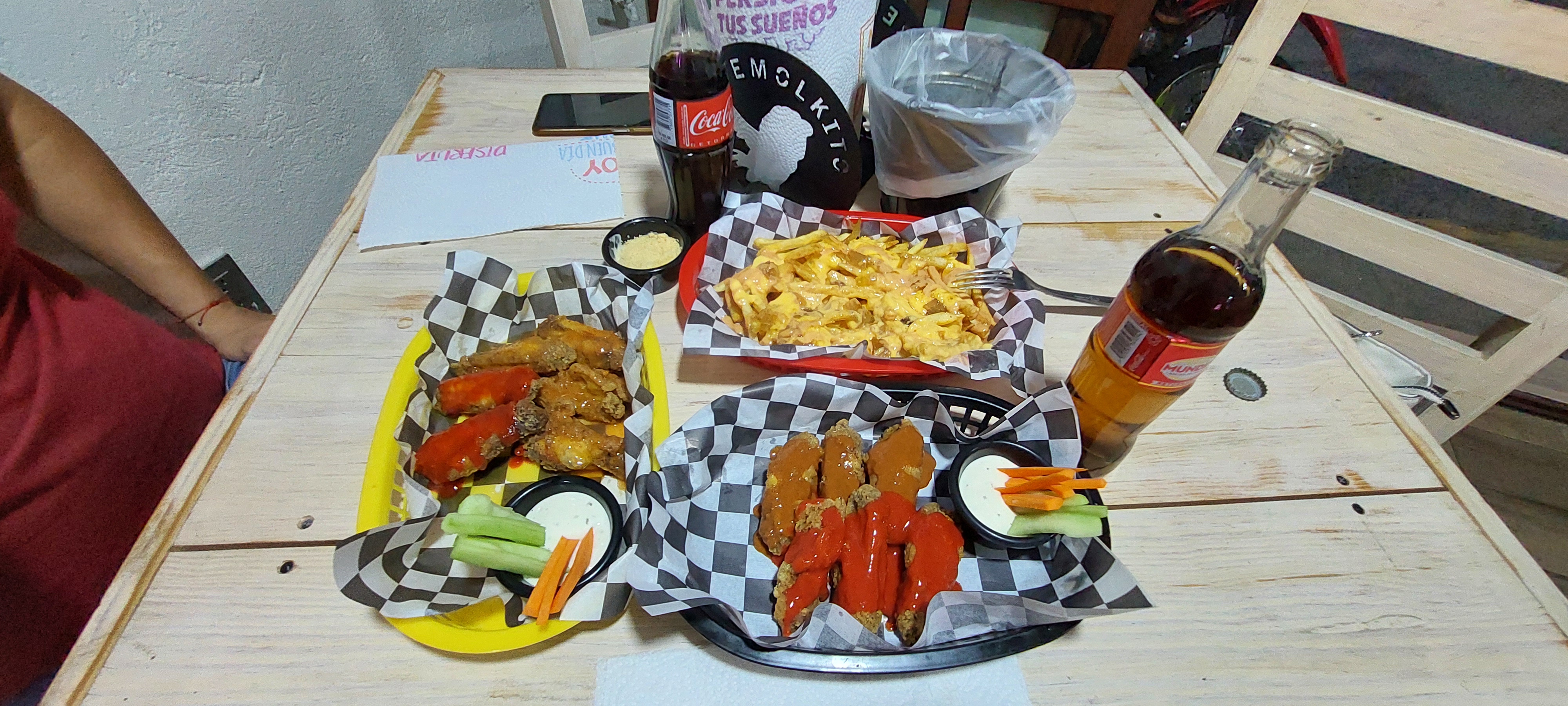 EL REMOLKITO BURGERS, WINGS & RIBS image 4