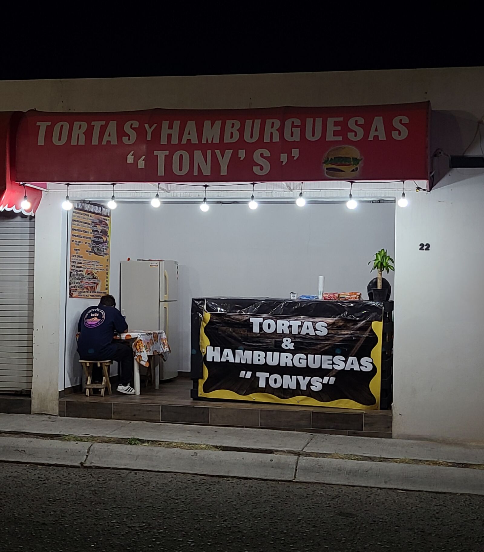 Tortas y Hamburguesas (Tony's) image 1