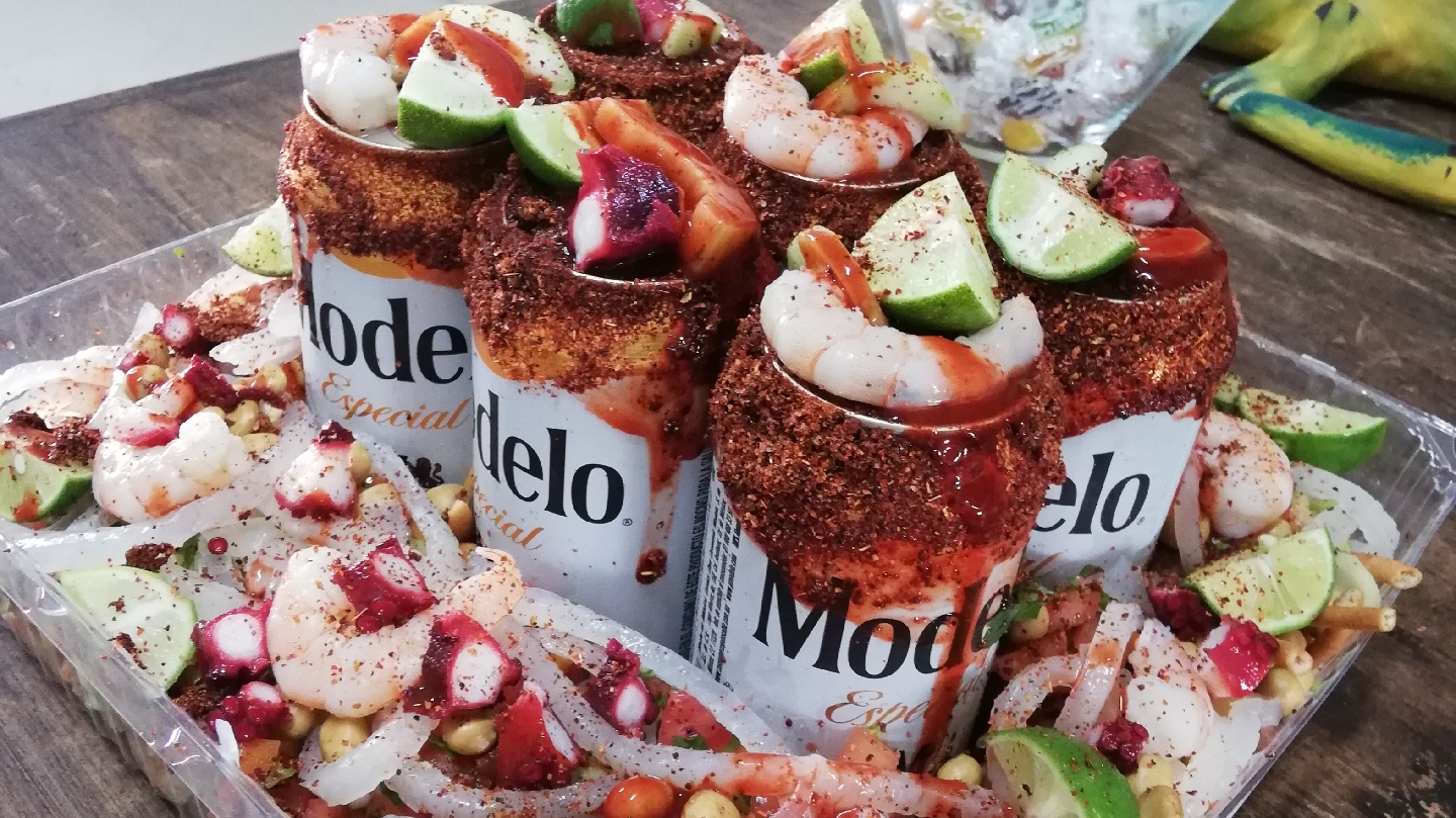 La Urraca Mariscos, Cruderia & grill. image 4