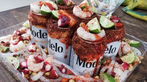La Urraca Mariscos, Cruderia & grill. image 4