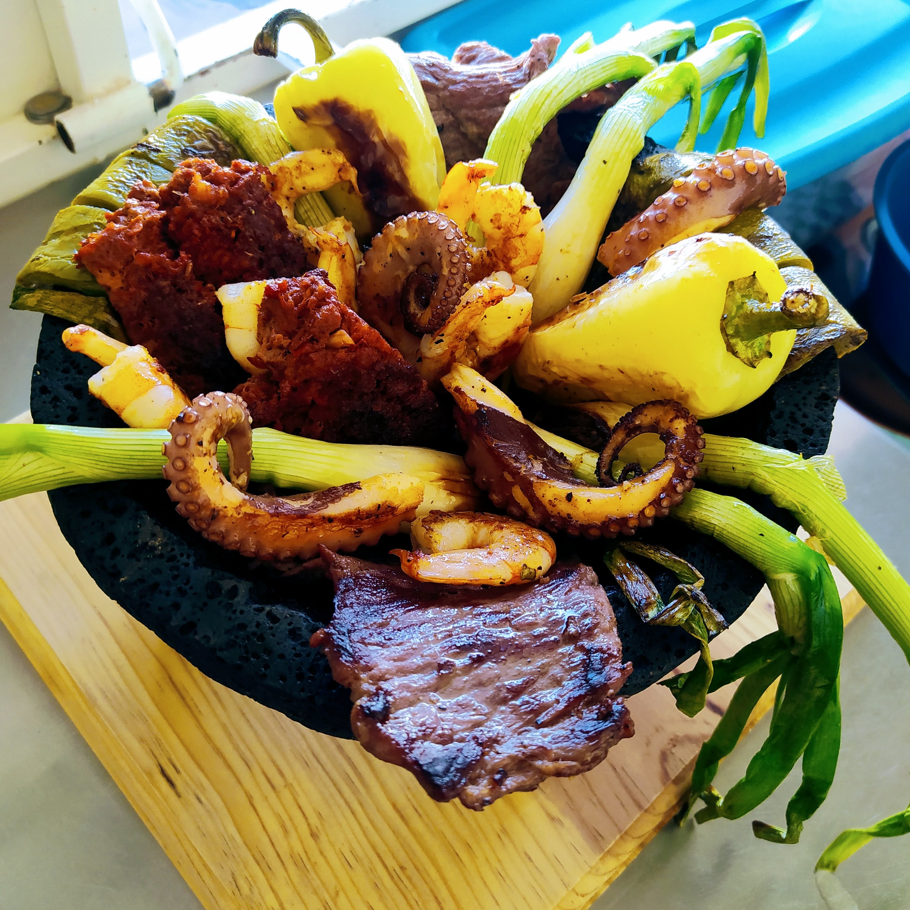 La Urraca Mariscos, Cruderia & grill. image 6