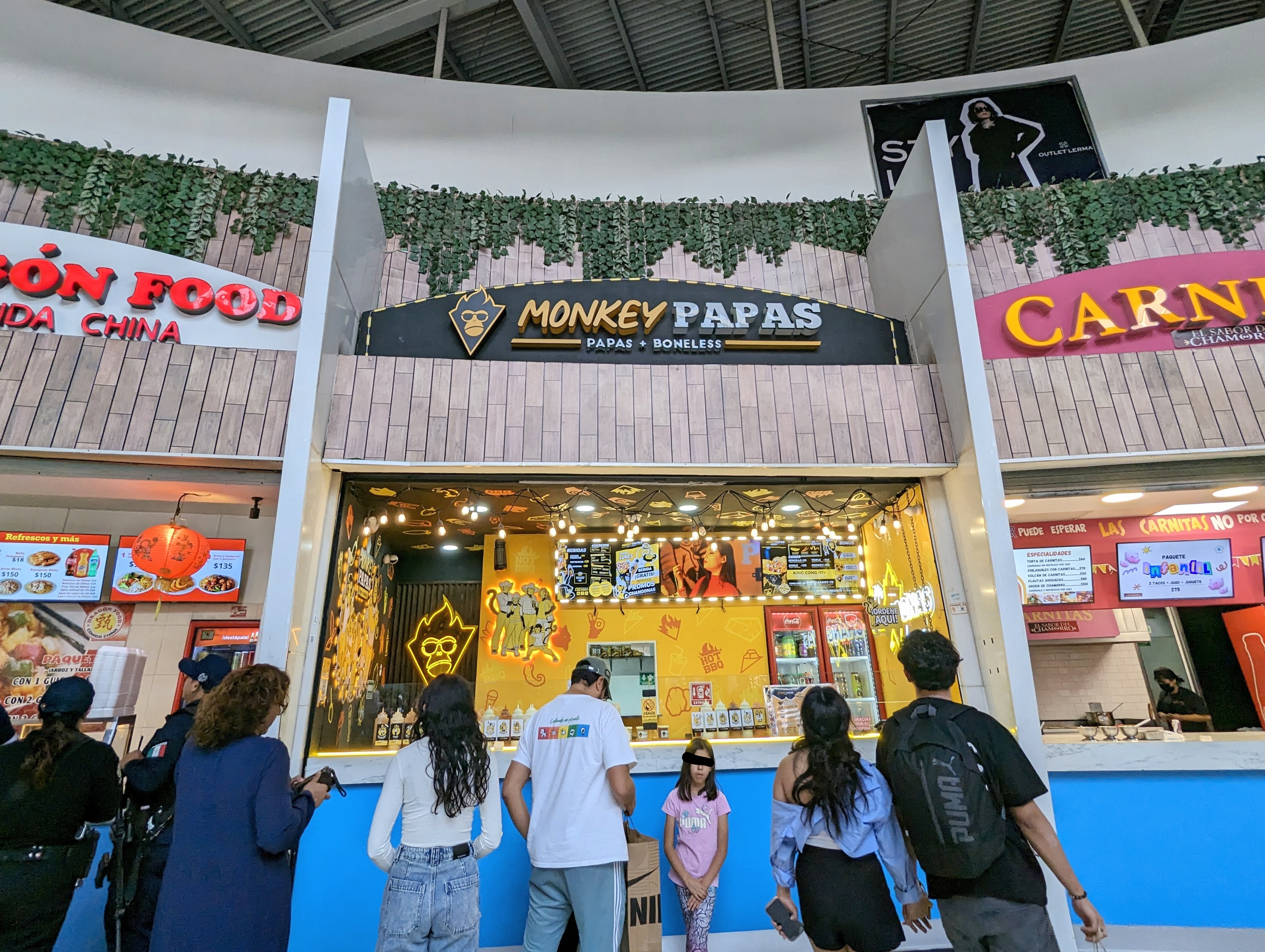 Monkey Papas Plazas Outlet image 6