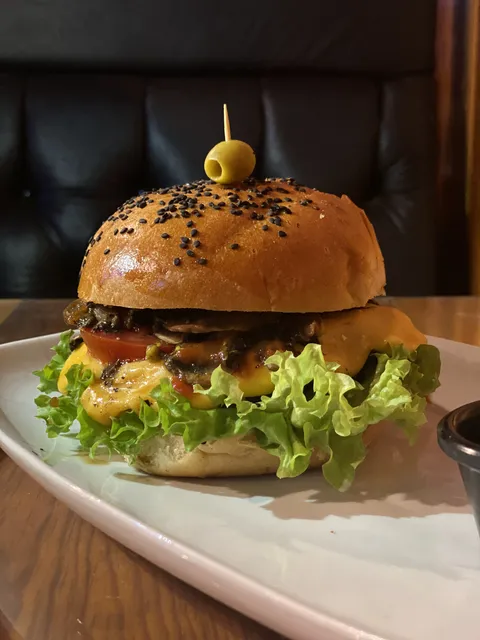 Royale Pizza + Burger image 3