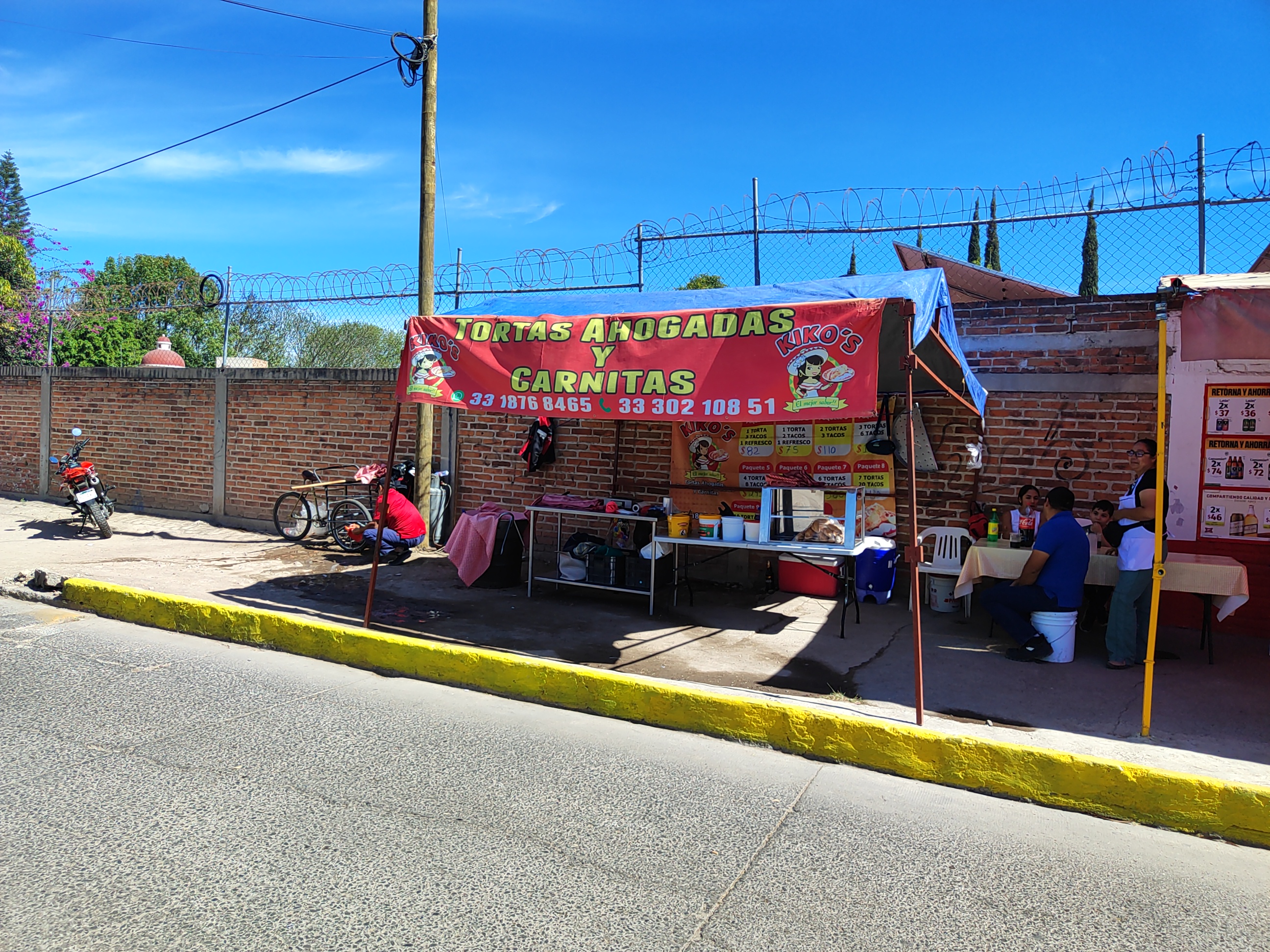 Tortas Ahogadas, tacos dorados y carnitas Kikos image 1