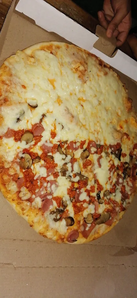 Richis pizza image 6
