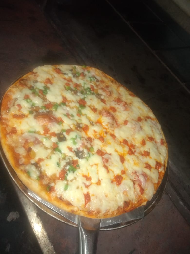 Richis pizza image 8