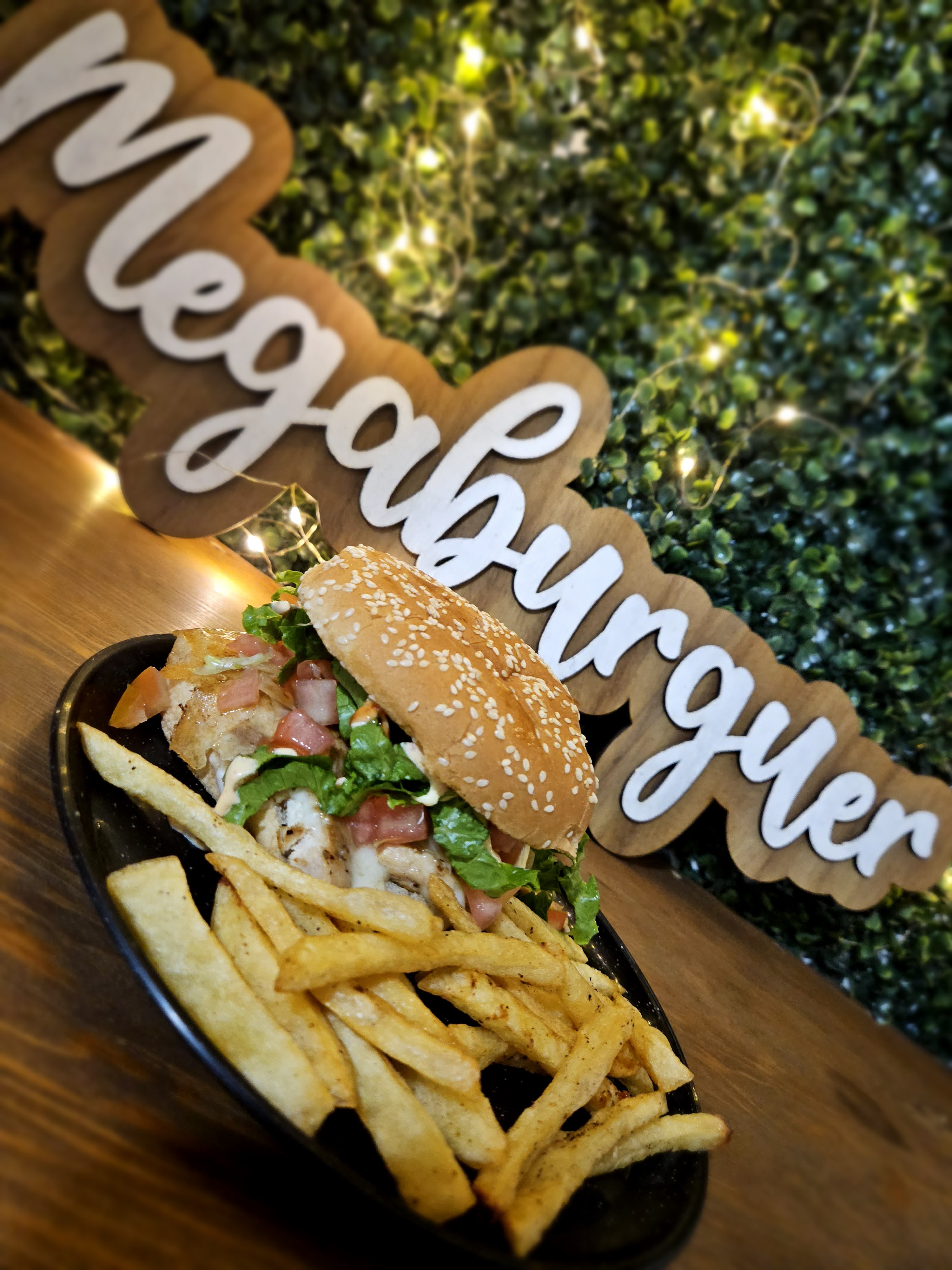 MEGABURGUERS image 7