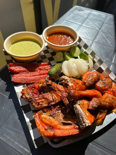Pollos y carnes asadas Medina image 1