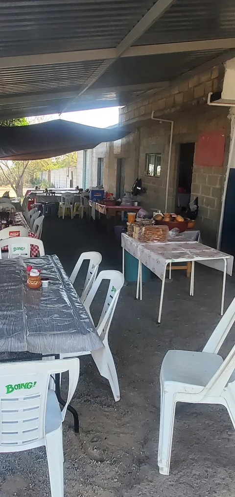 Doña mari comida casera rica barbacoa y pancita de res gorditas de guisos y una variedad de bebidas incluyendo el rico pulque image 3