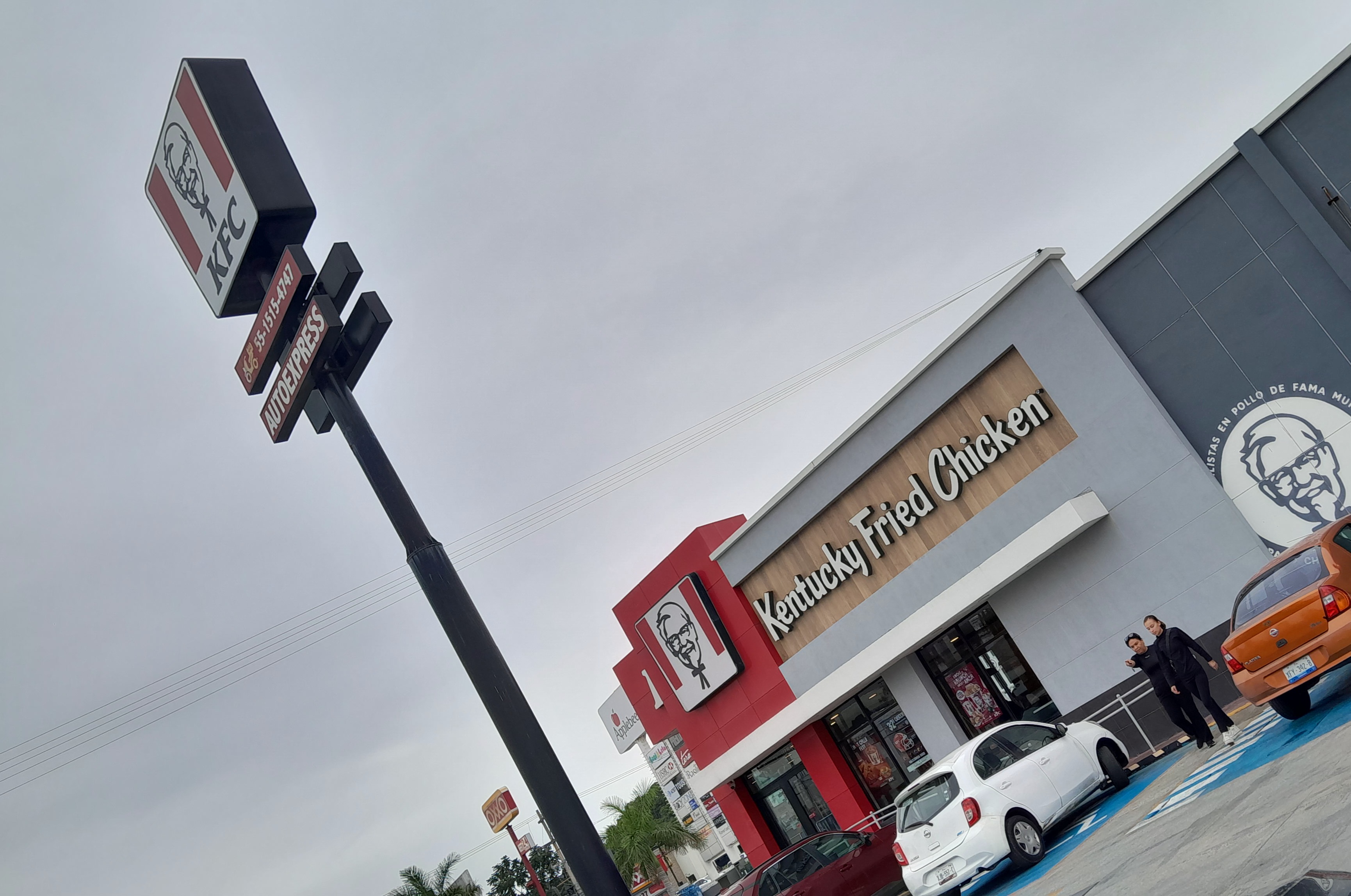 KFC Avenida Hidalgo Norte image 5