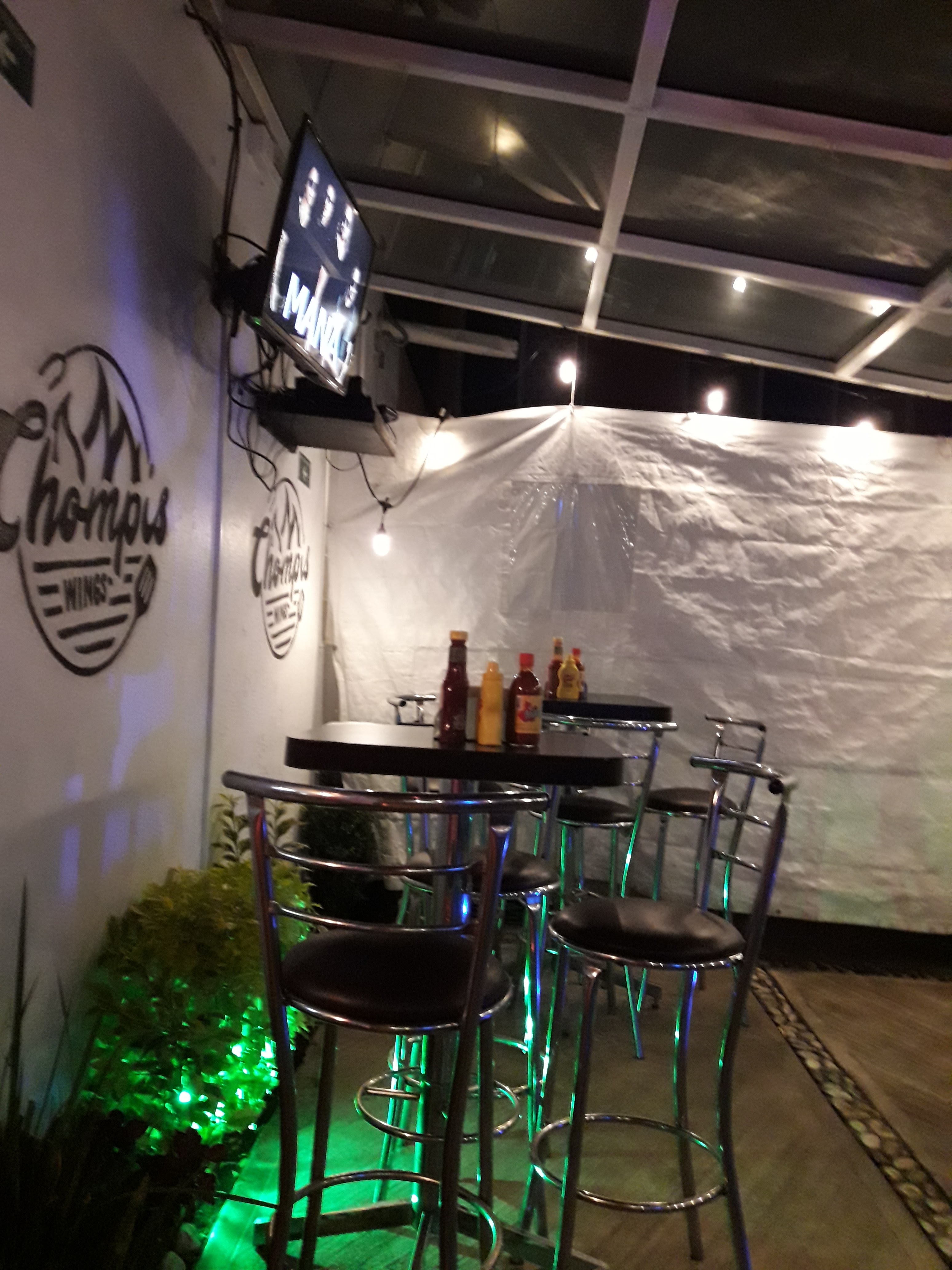 Chompis Wings image 8