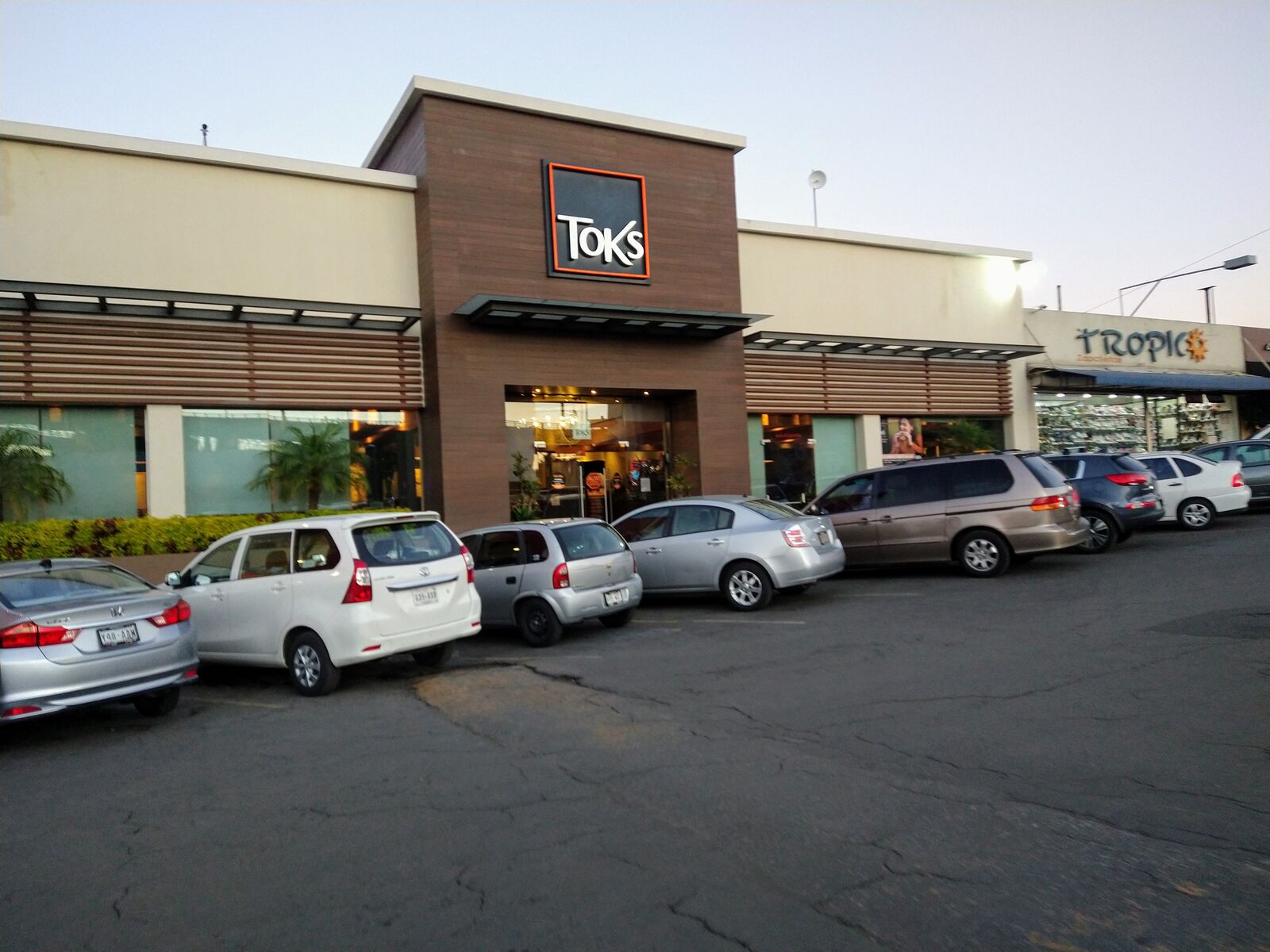 Toks Plaza San Jerónimo image 1