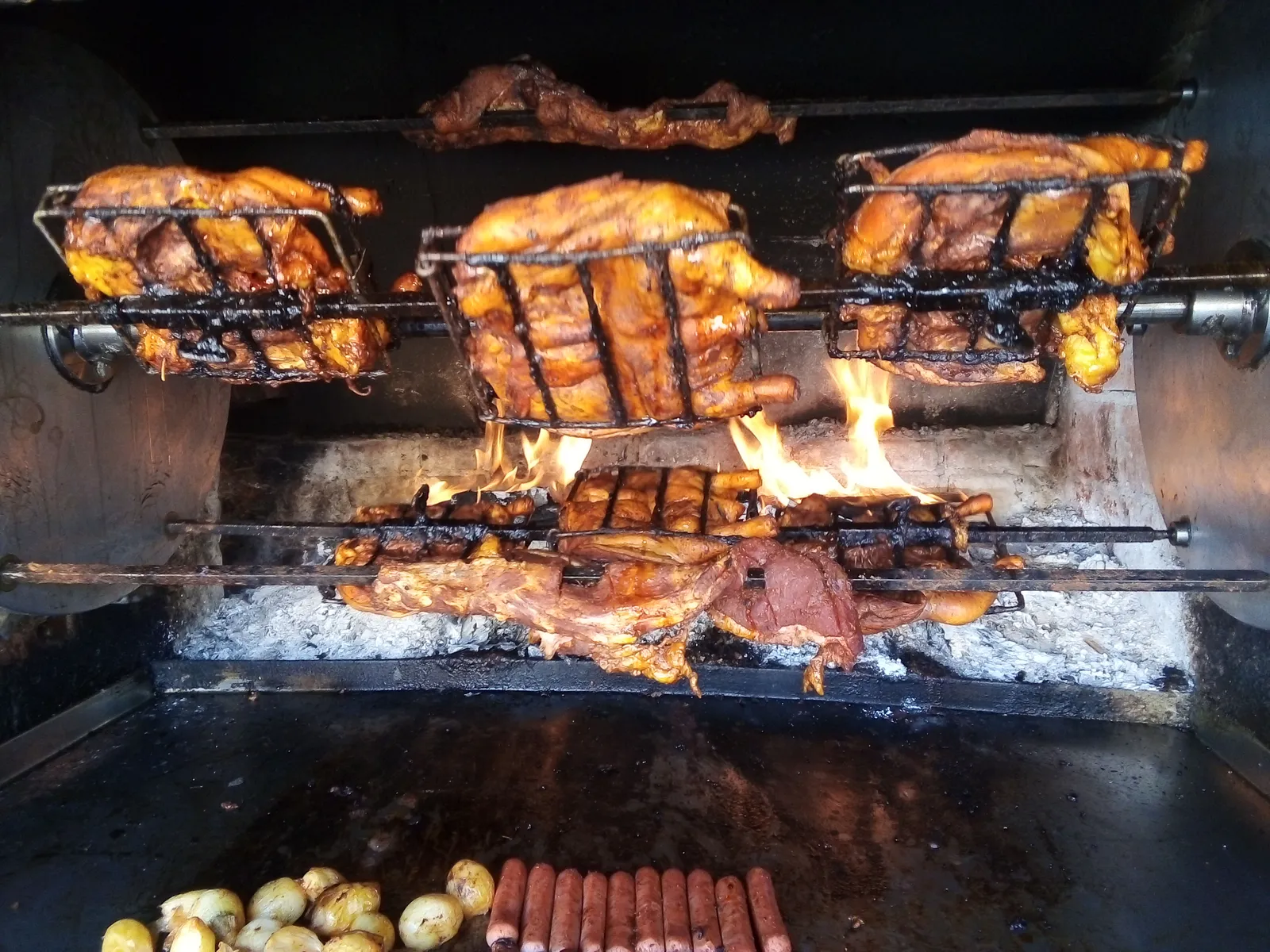 Pollos y costillas a la leña R.F.G image 1
