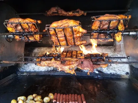 Pollos y costillas a la leña R.F.G image 1