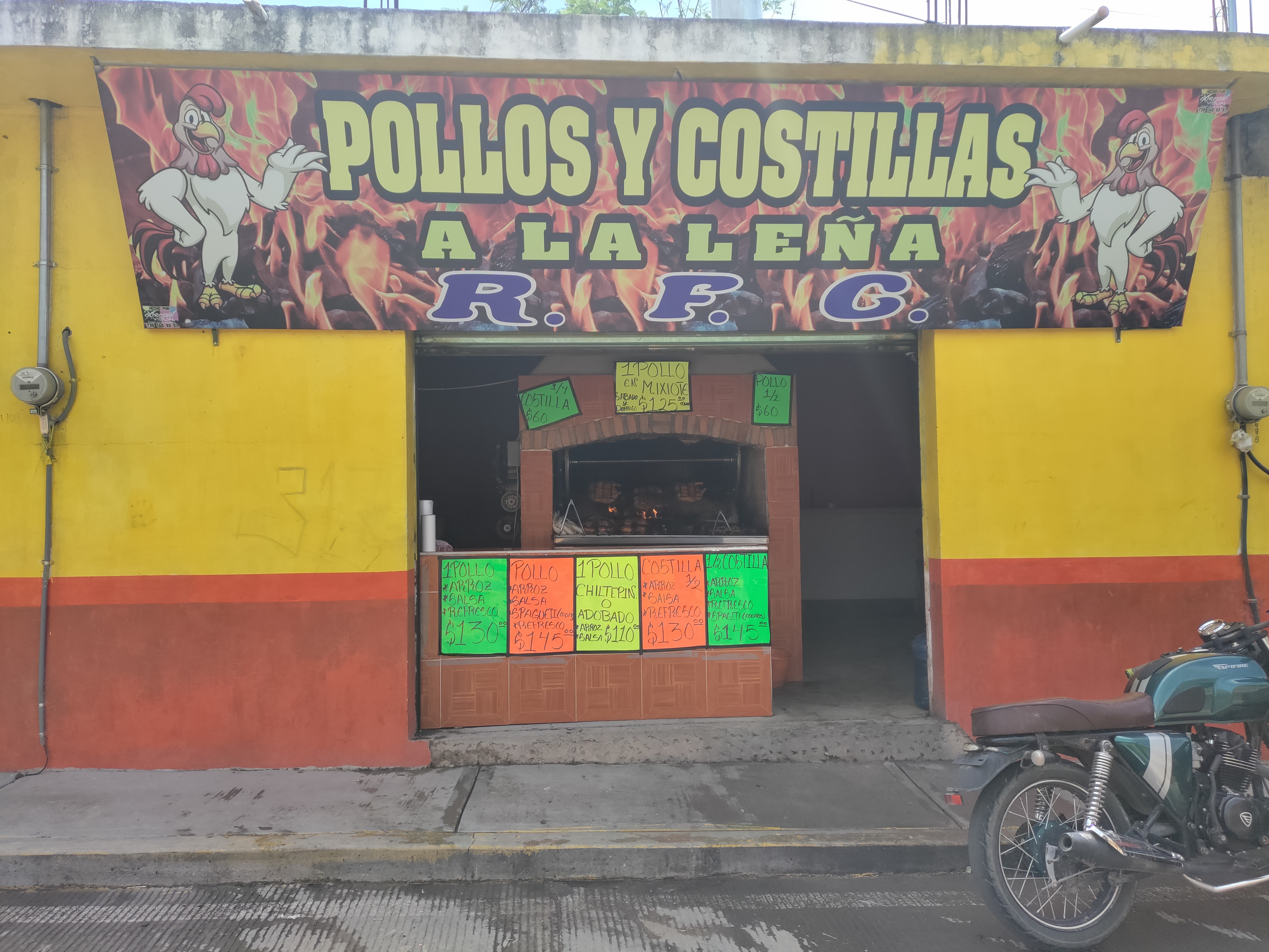 Pollos y costillas a la leña R.F.G image 2