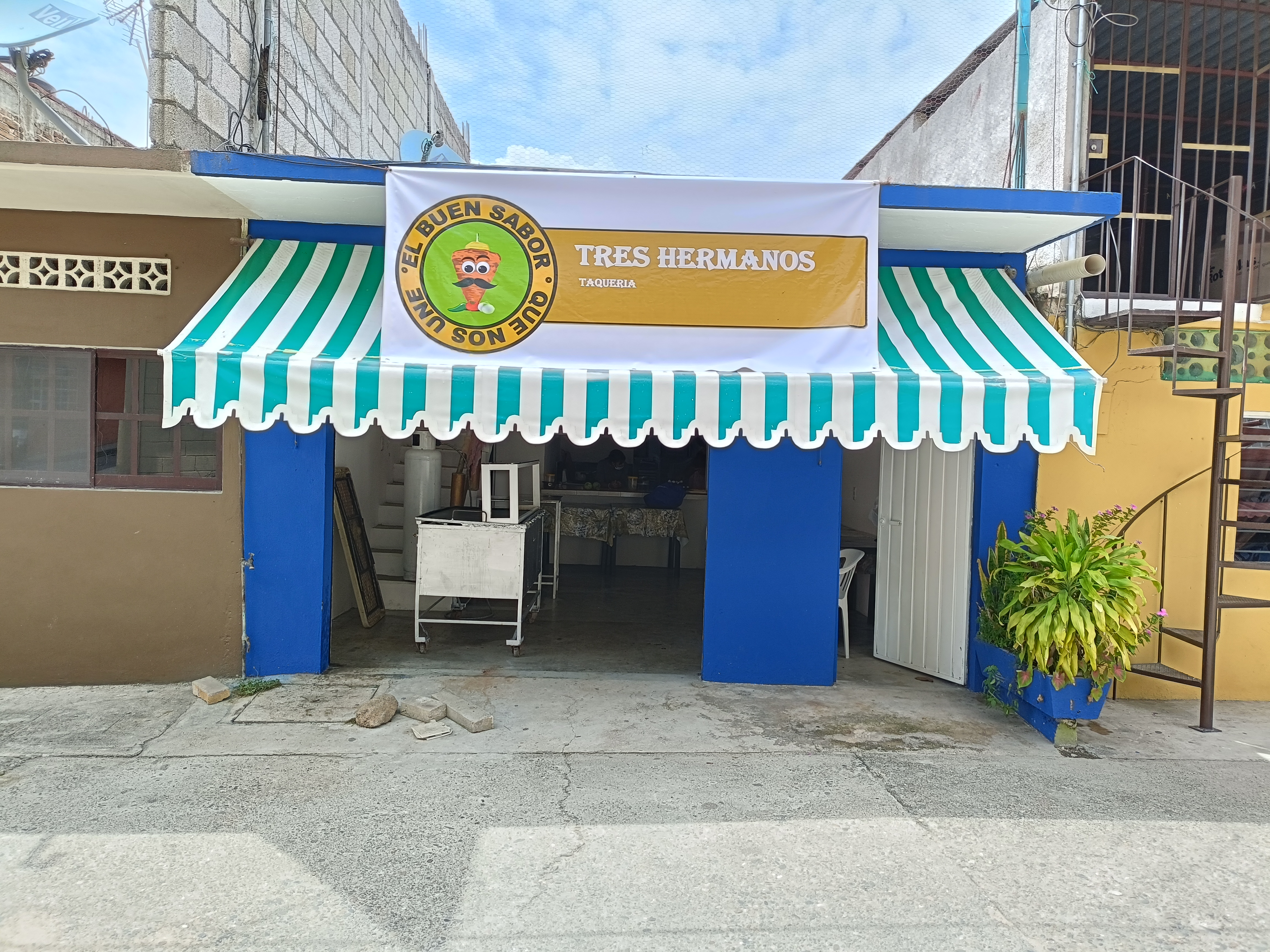 TRES HERMANOS image 1