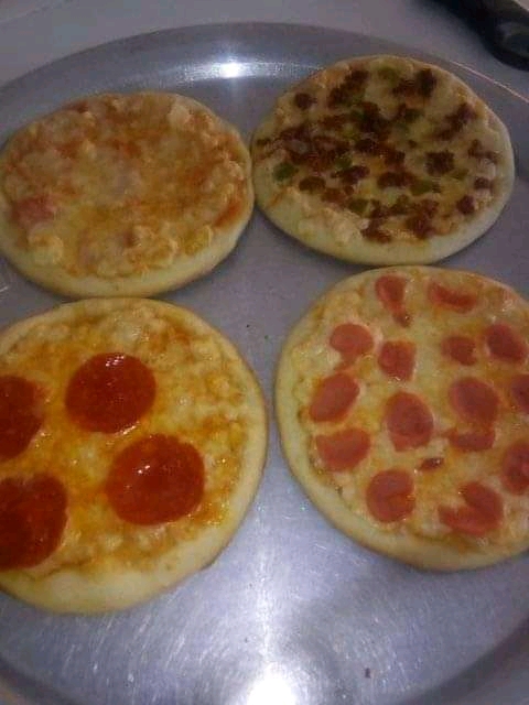 Deli's Pizza image 2