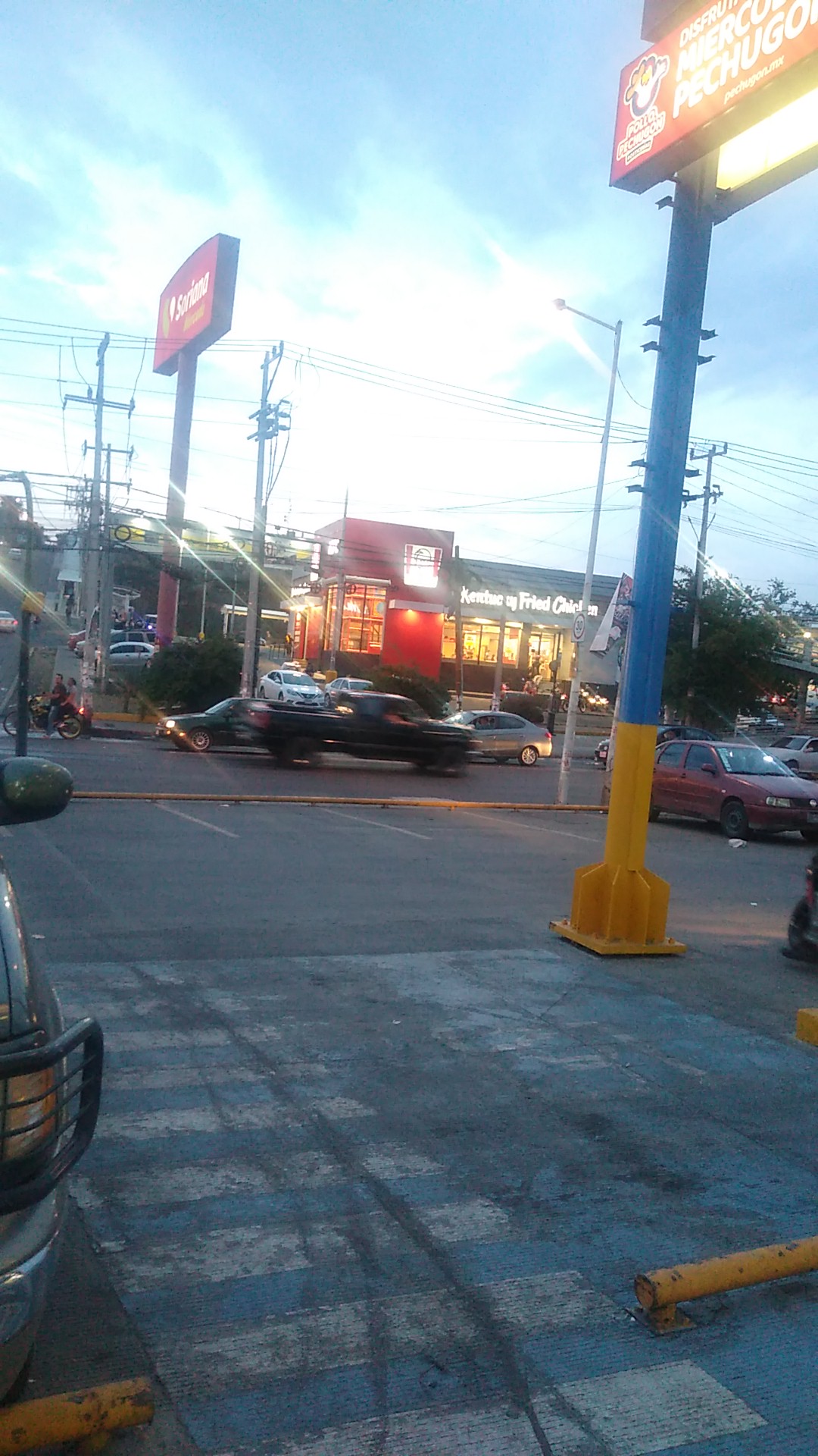 KFC Tlajomulco image 8