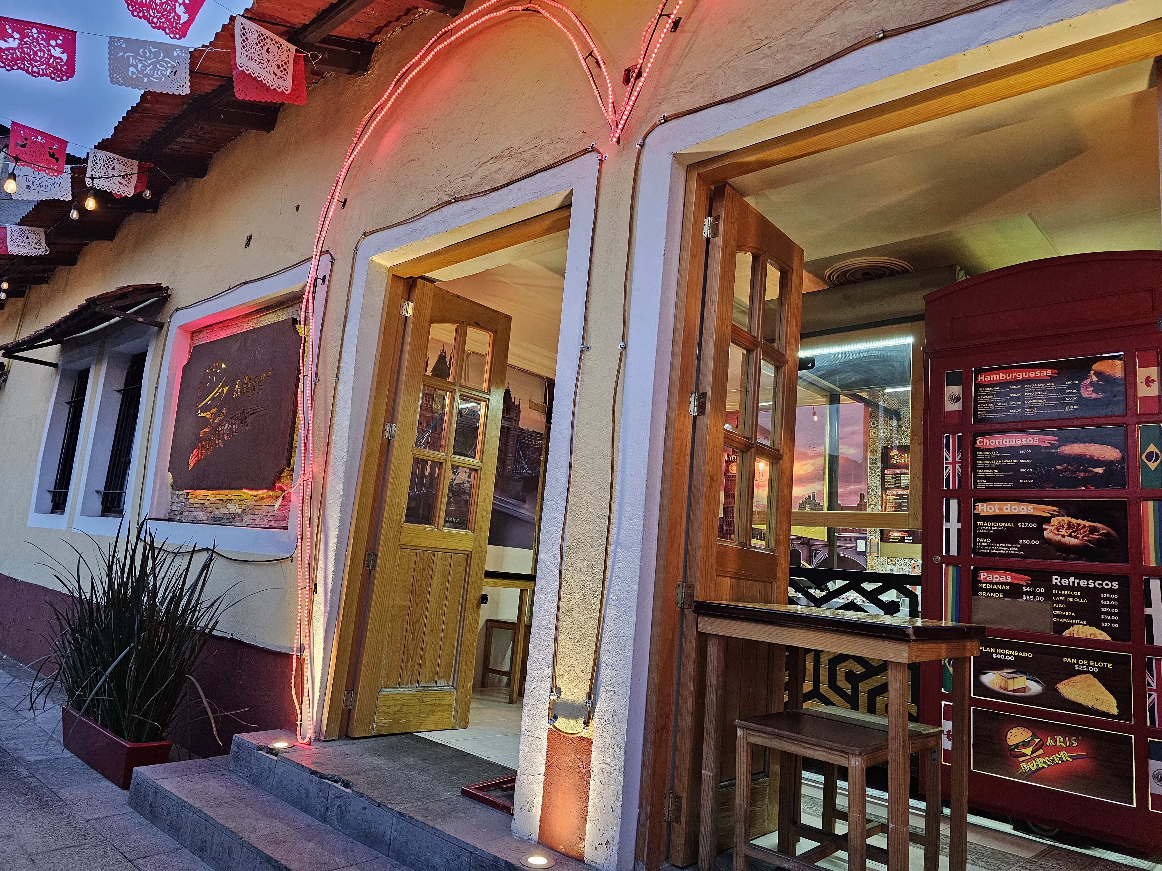 Aris' Burguer image 3