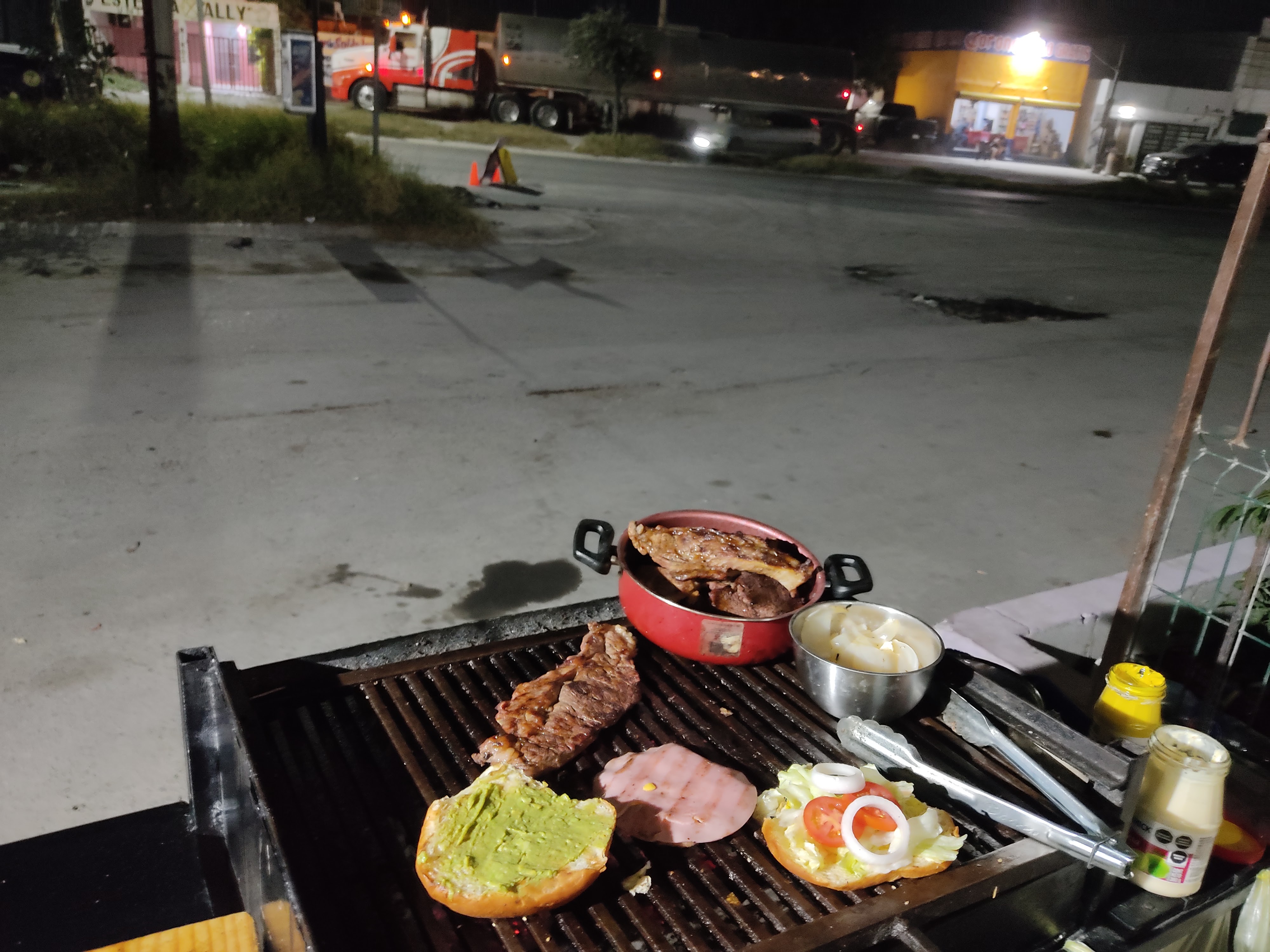 Solís tacos y burgers al carbon image 1