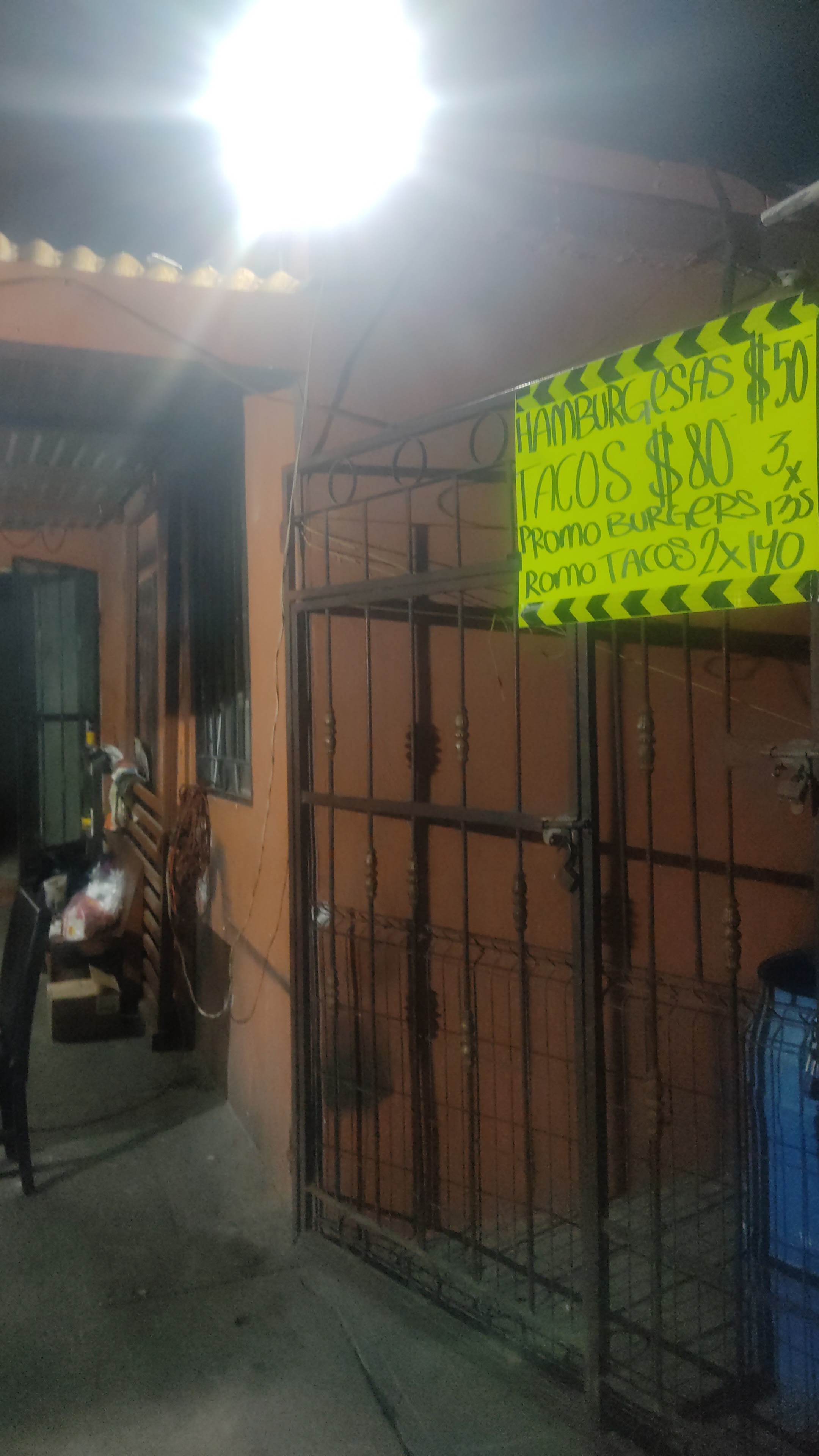 Solís tacos y burgers al carbon image 7