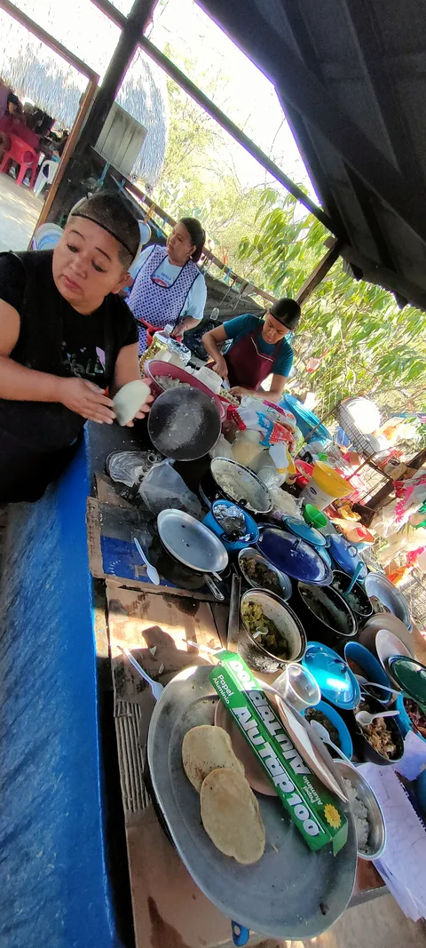 JULIO ZACAHUILES y GORDITAS DOÑA ESTHER image 4